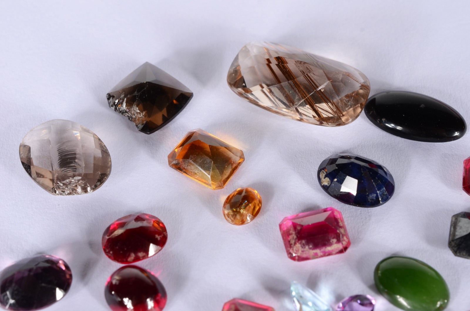 Lote de pedras coloridas de vários tipos e tamanhos. (Por motivos de... - foto 2 de 6