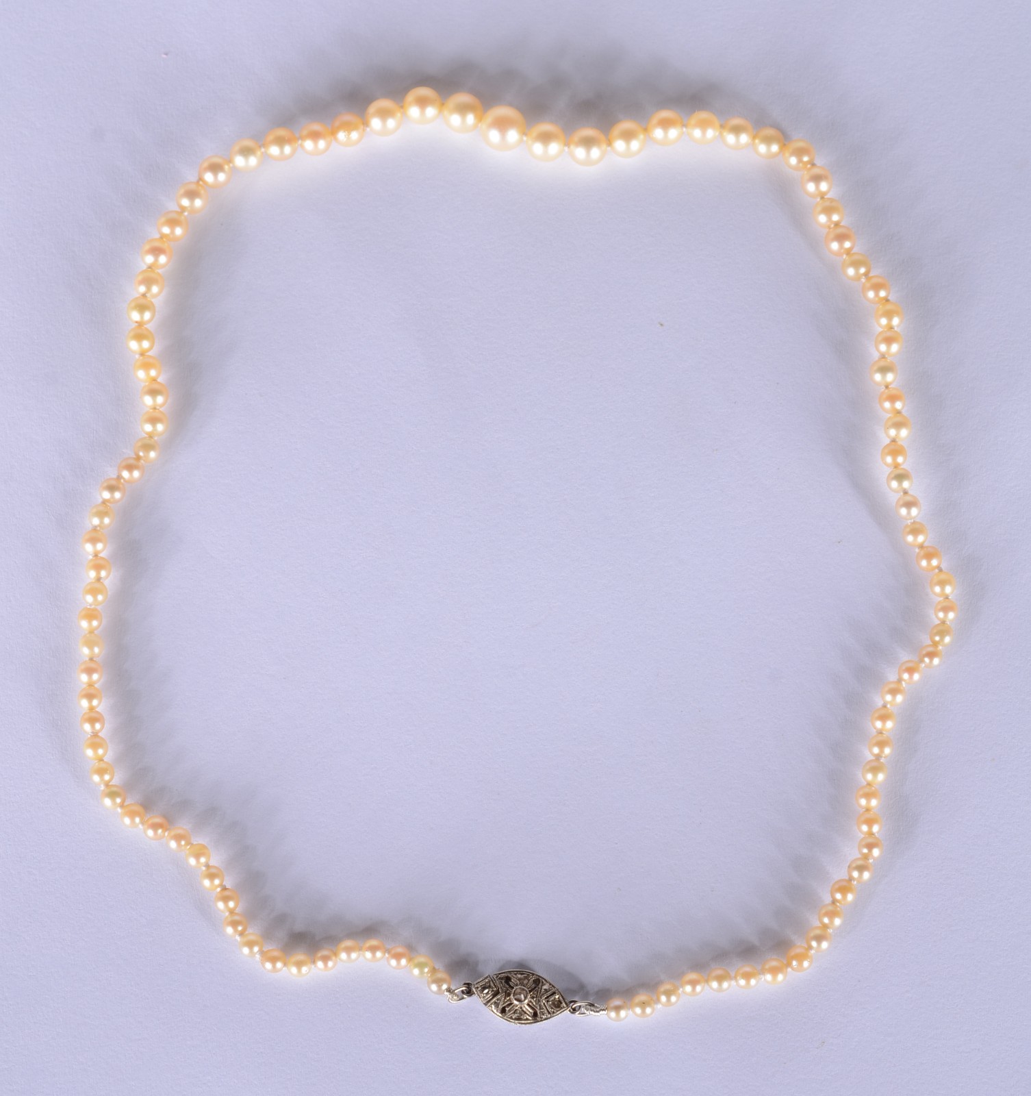 Colar de perolas com fecho de platina com pequeno brilhantes. (Por... - foto 2 de 5