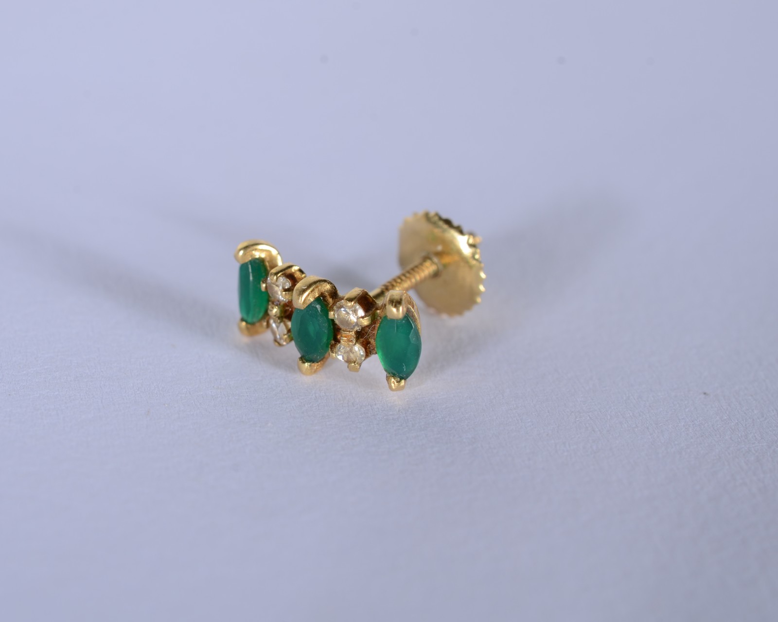 Um brinco de ouro 18 k., contraste 750 mls com esmeraldas e... - foto 2 de 5