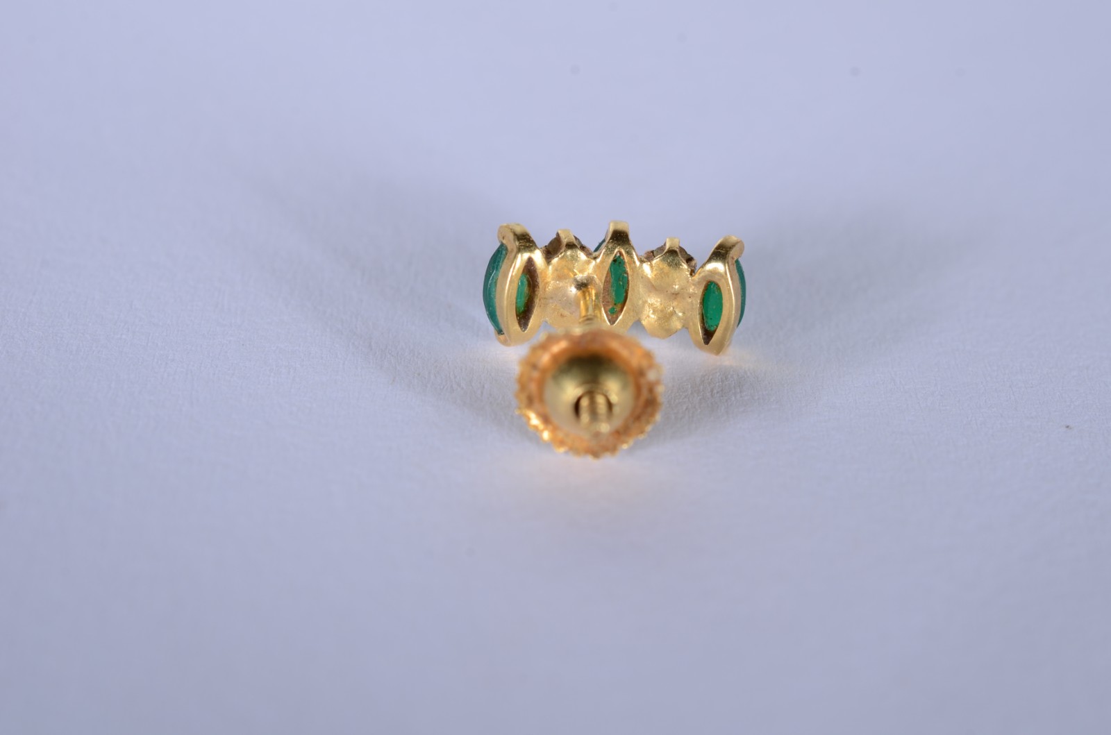 Um brinco de ouro 18 k., contraste 750 mls com esmeraldas e... - foto 3 de 5