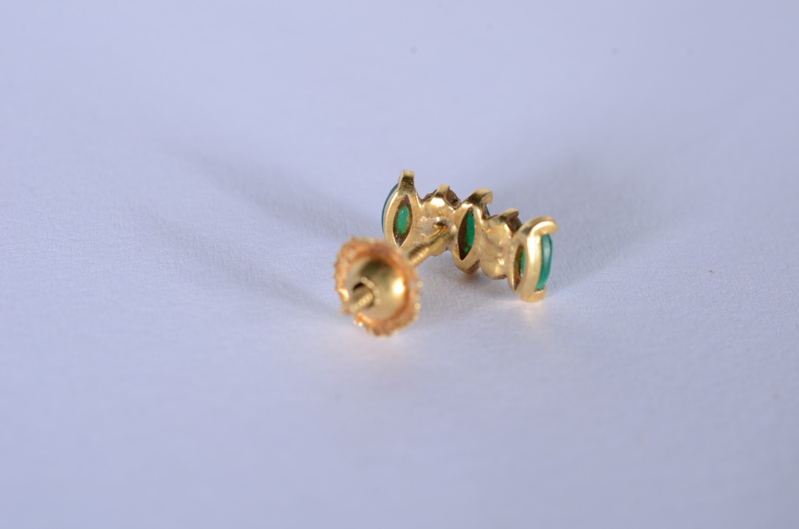 Um brinco de ouro 18 k., contraste 750 mls com esmeraldas e... - foto 4 de 5