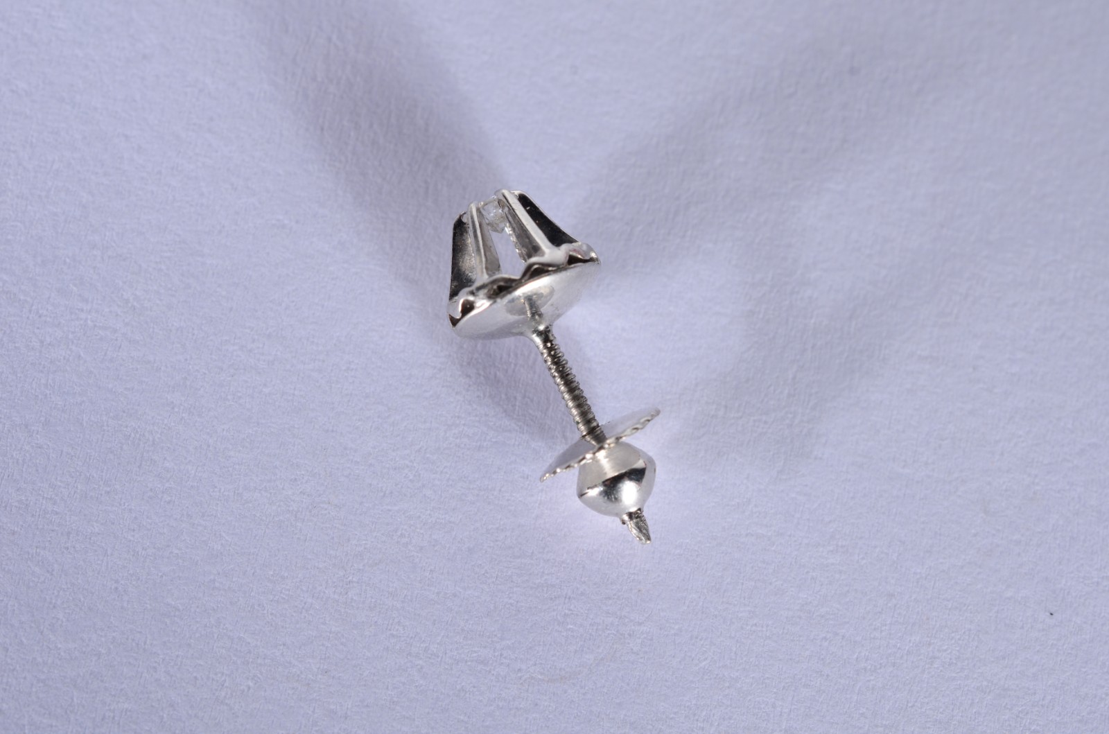 Um brinco de ouro branco com um brilhante de 0,07 ct. (Por motivos de... - foto 1 de 7