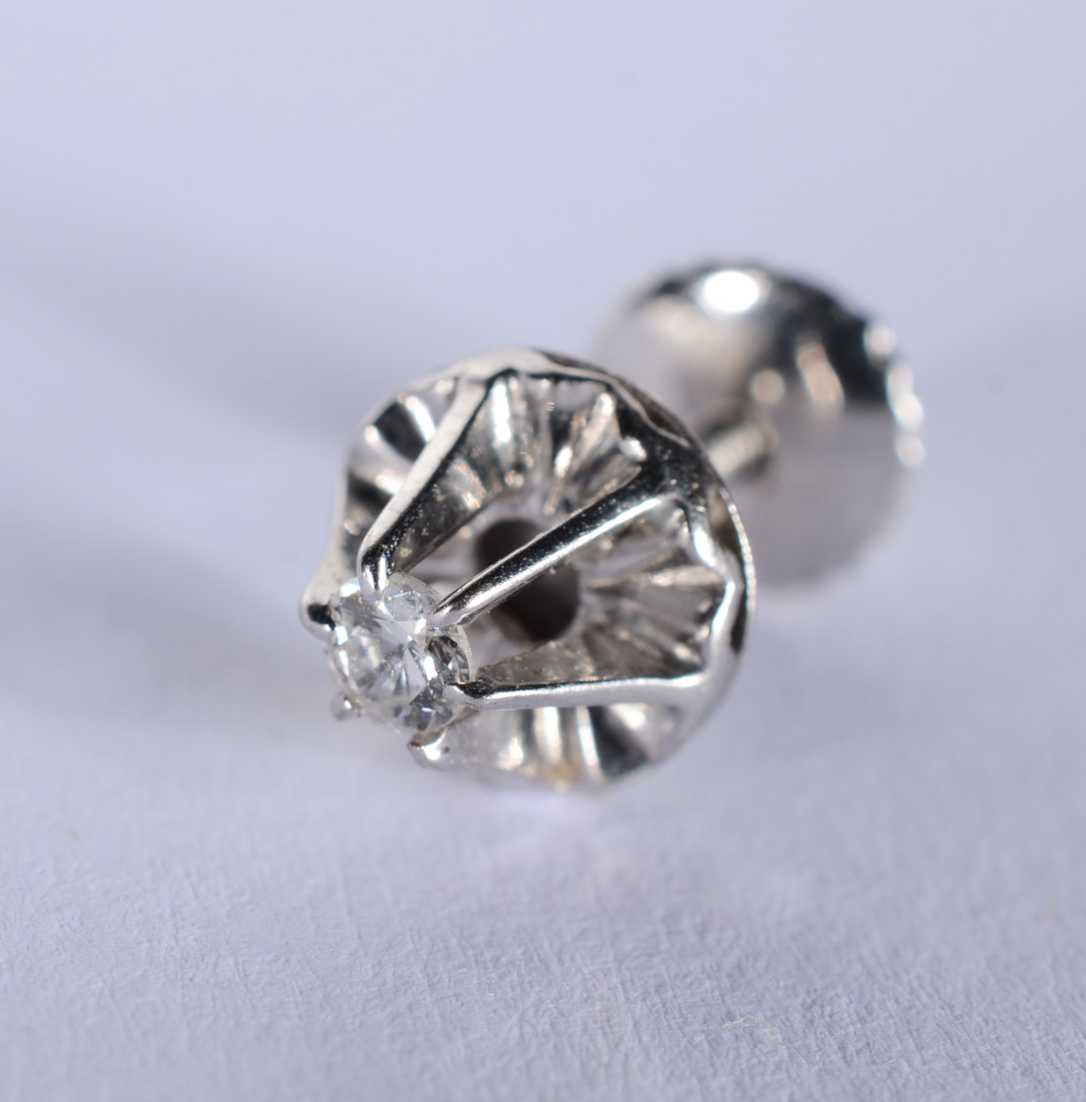 Um brinco de ouro branco com um brilhante de 0,07 ct. (Por motivos de... - foto 2 de 7
