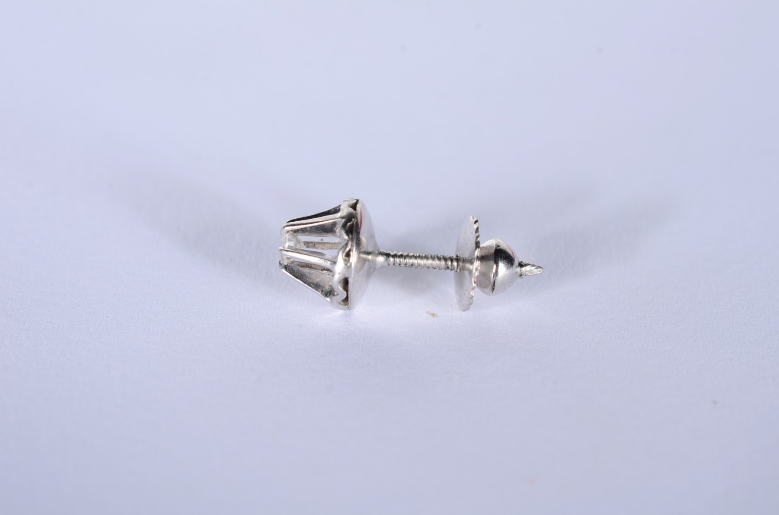 Um brinco de ouro branco com um brilhante de 0,07 ct. (Por motivos de... - foto 3 de 7
