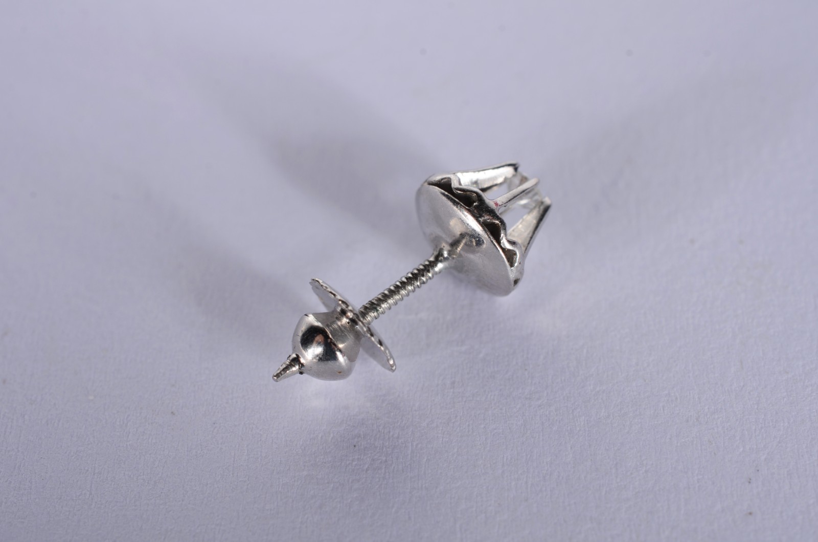 Um brinco de ouro branco com um brilhante de 0,07 ct. (Por motivos de... - foto 5 de 7