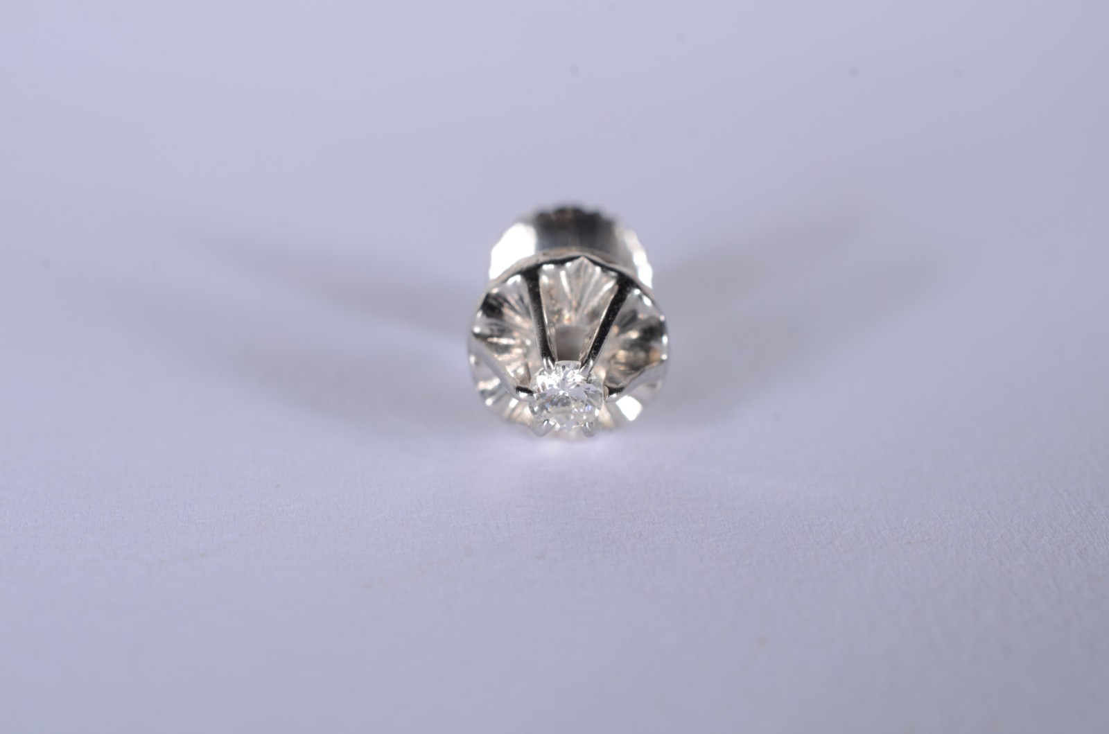 Um brinco de ouro branco com um brilhante de 0,07 ct. (Por motivos de... - foto 6 de 7