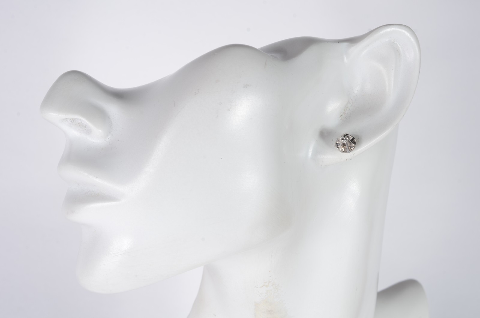 Um brinco de ouro branco com um brilhante de 0,07 ct. (Por motivos de... - foto 7 de 7