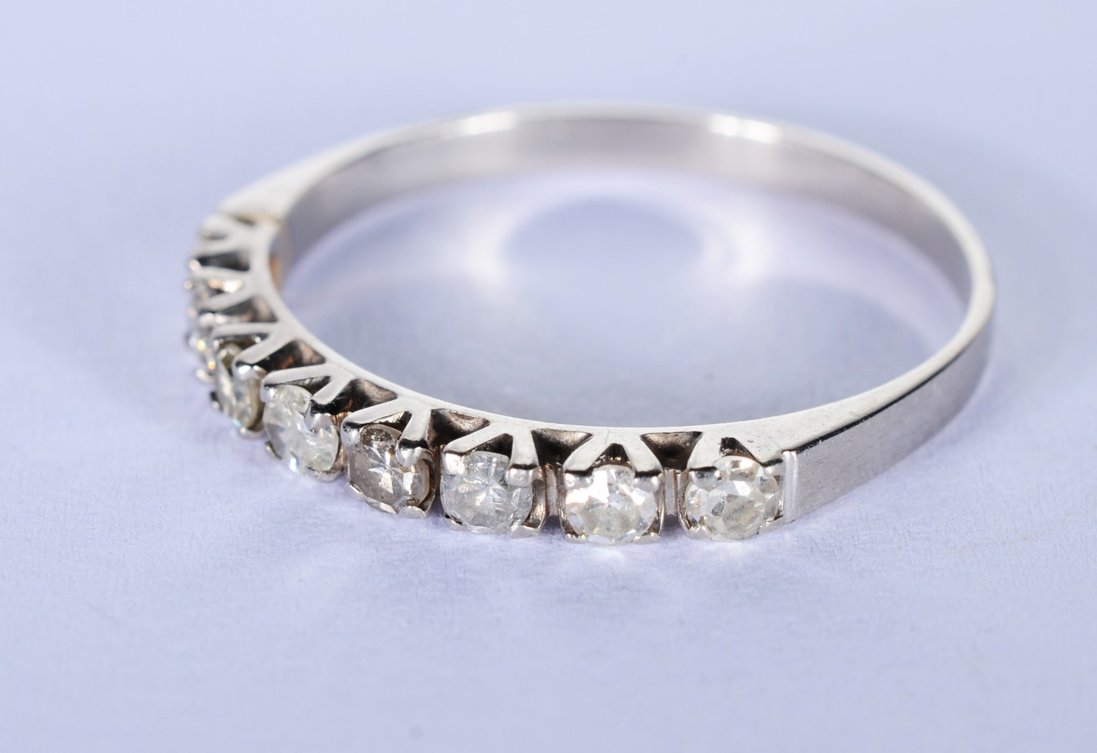 Meia aliança de platina com 8 brilhantes de 0,05 ct, aro 17. (Por... - foto 1 de 6