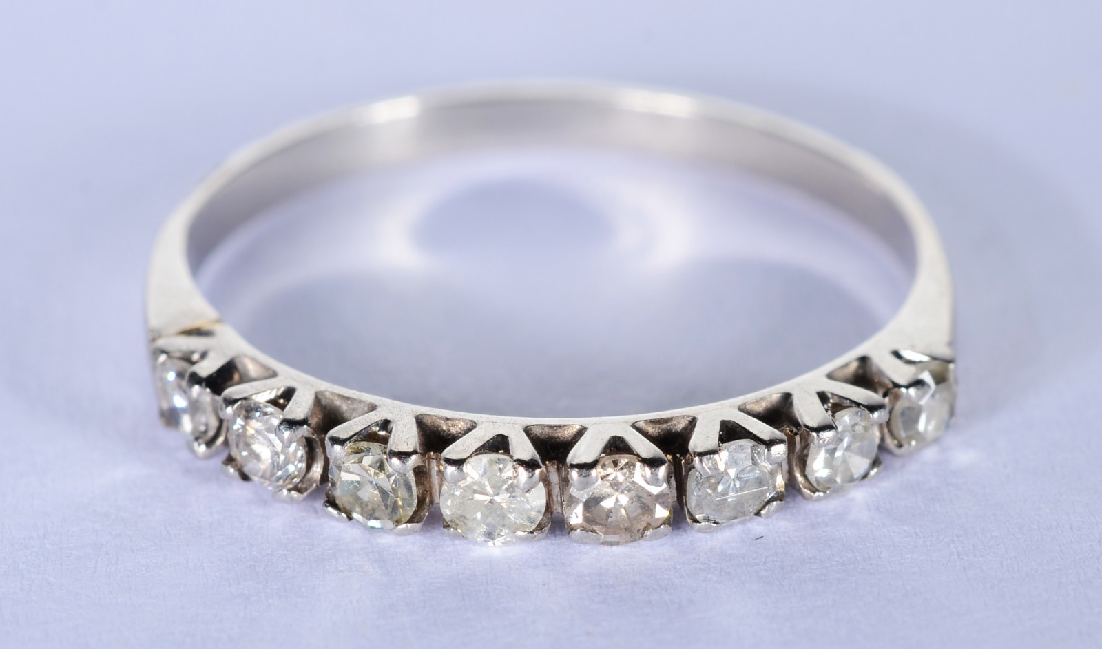 Meia aliança de platina com 8 brilhantes de 0,05 ct, aro 17. (Por... - foto 2 de 6