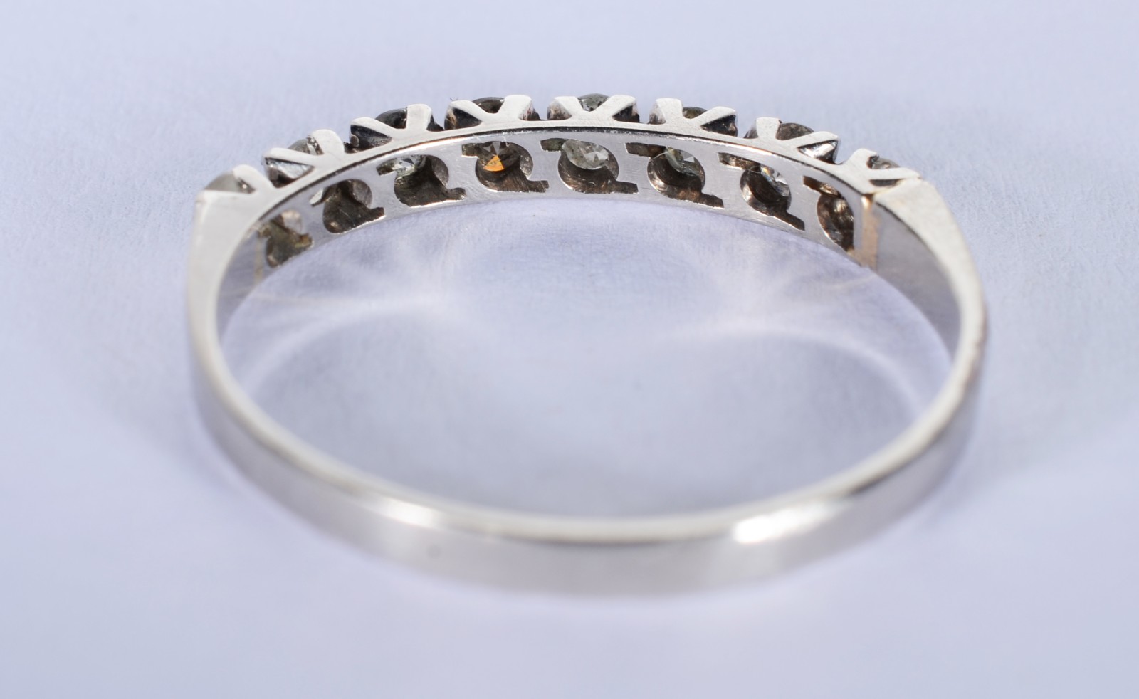 Meia aliança de platina com 8 brilhantes de 0,05 ct, aro 17. (Por... - foto 3 de 6