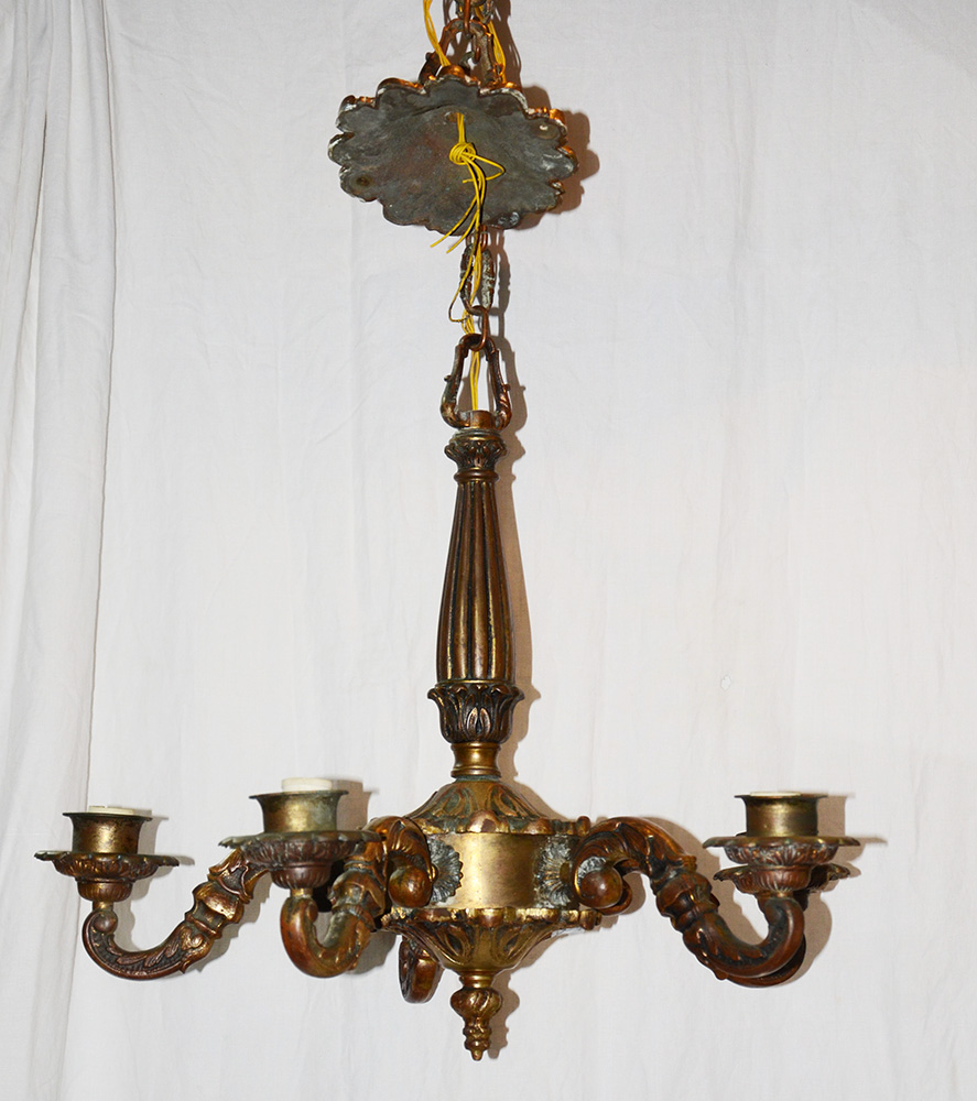 Lustre de metal dourado. Altura 0,80 m.