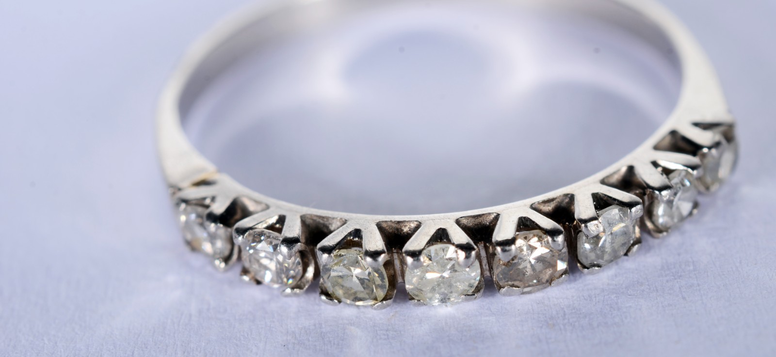 Meia aliança de platina com 8 brilhantes de 0,05 ct, aro 17. (Por... - foto 4 de 6