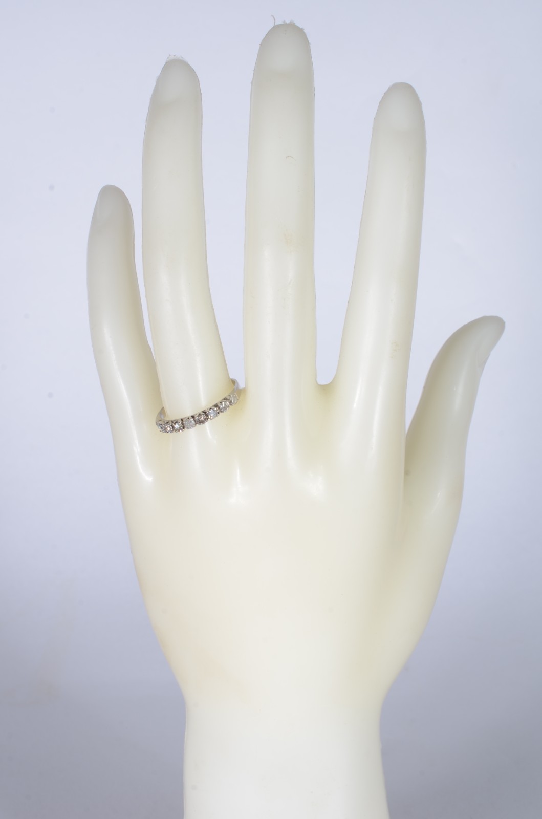 Meia aliança de platina com 8 brilhantes de 0,05 ct, aro 17. (Por... - foto 5 de 6