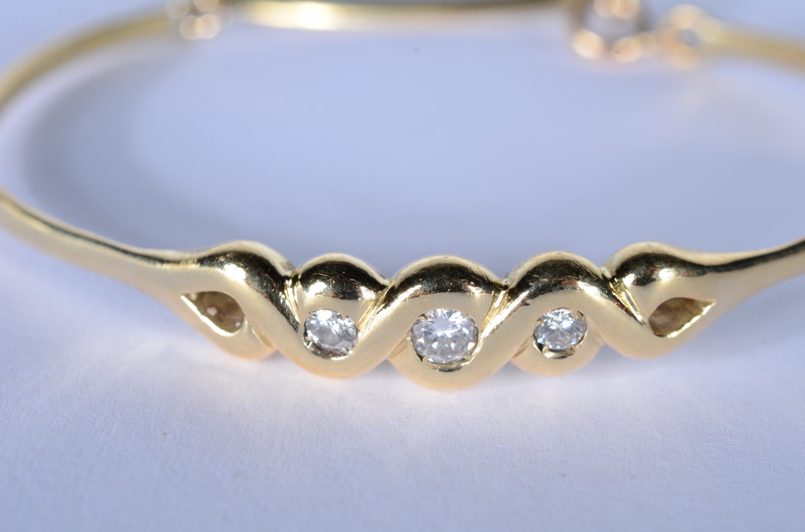 Pulseira de ouro 18 k., contraste 750 mls com 3 brilhantes de... - foto 2 de 4