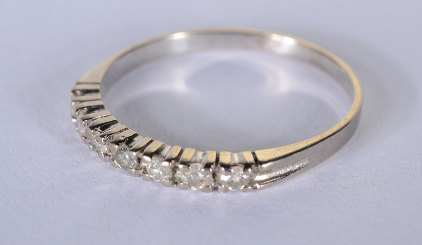 Meia aliança de ouro branco com 7 brilhantes de 0,02 ct cada, aro 18... - foto 1 de 7