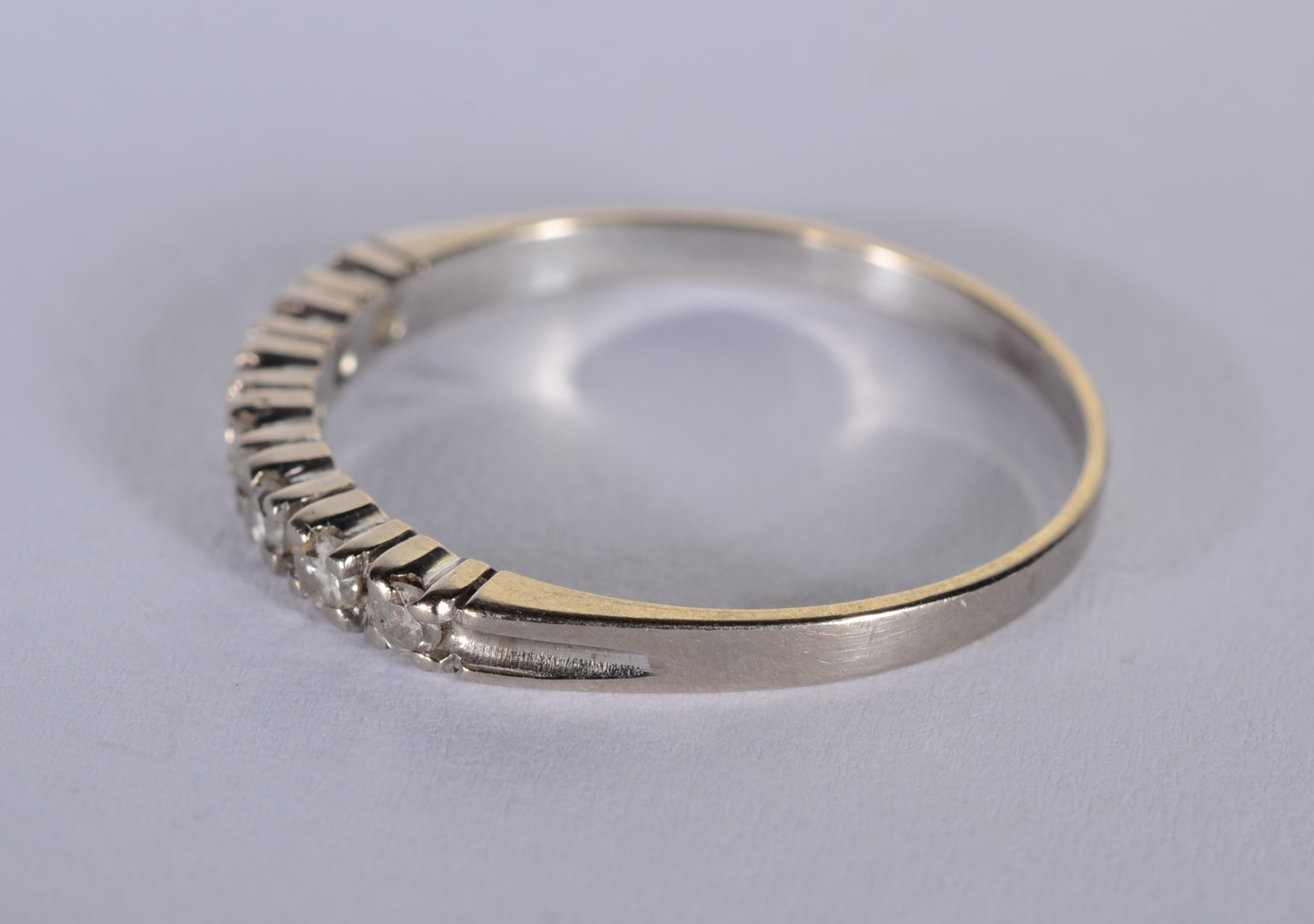 Meia aliança de ouro branco com 7 brilhantes de 0,02 ct cada, aro 18... - foto 3 de 7