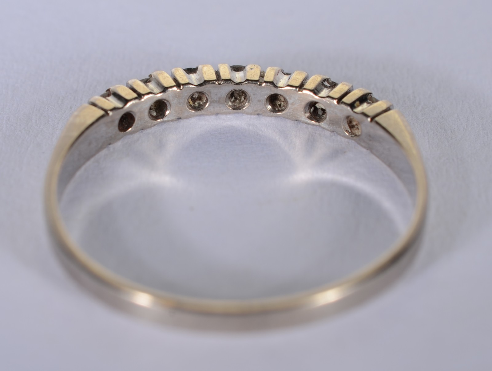 Meia aliança de ouro branco com 7 brilhantes de 0,02 ct cada, aro 18... - foto 4 de 7