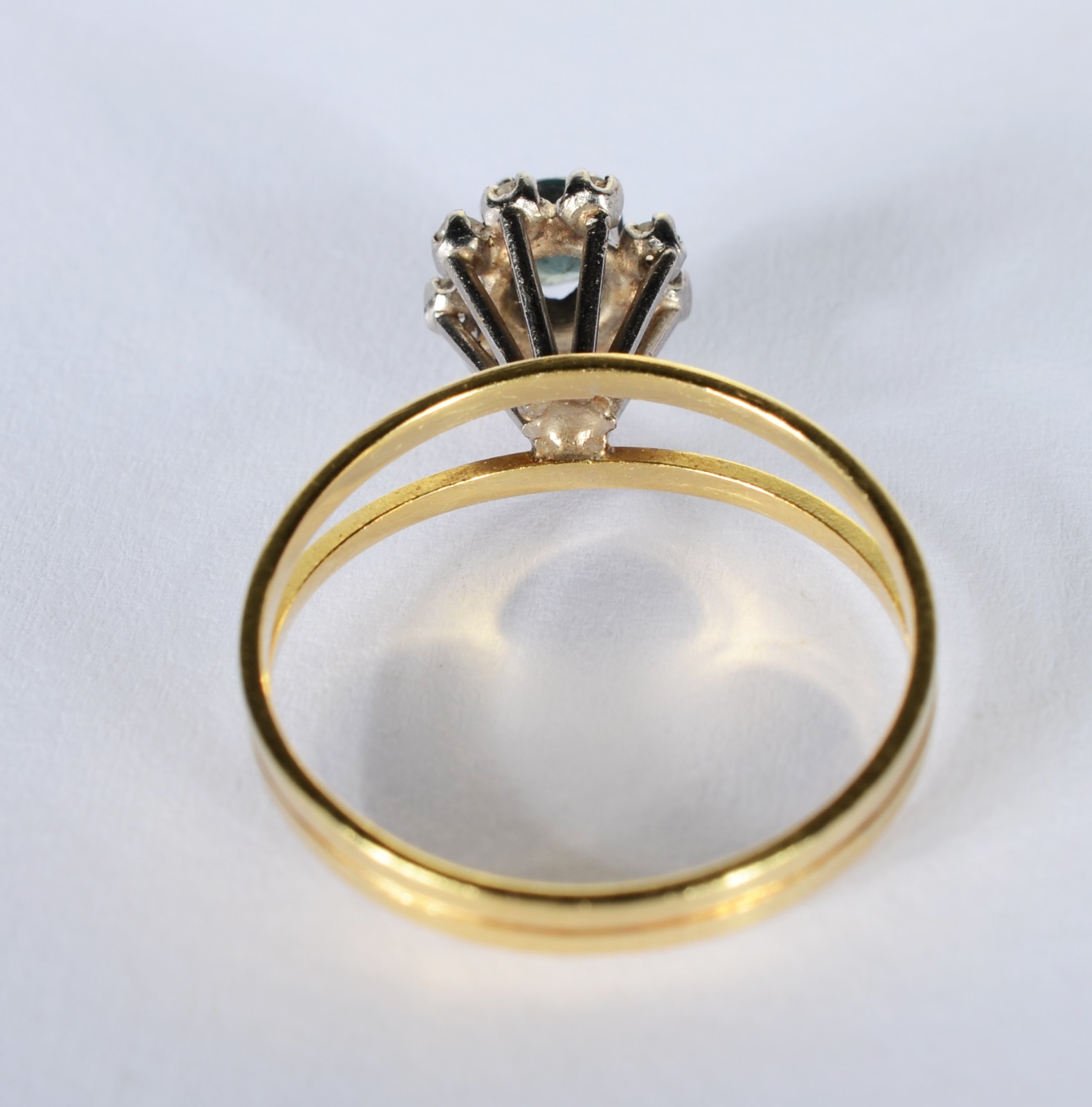 Anel de ouro 18 k., e ouro branco feitio chuveiro com 9 brilhantes de... - foto 3 de 6