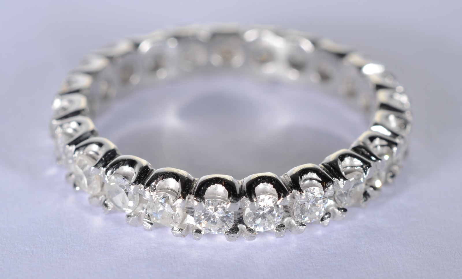 Aliança completa de ouro branco com 25 brilhantes de 0,06 ct, aro 16... - foto 1 de 5