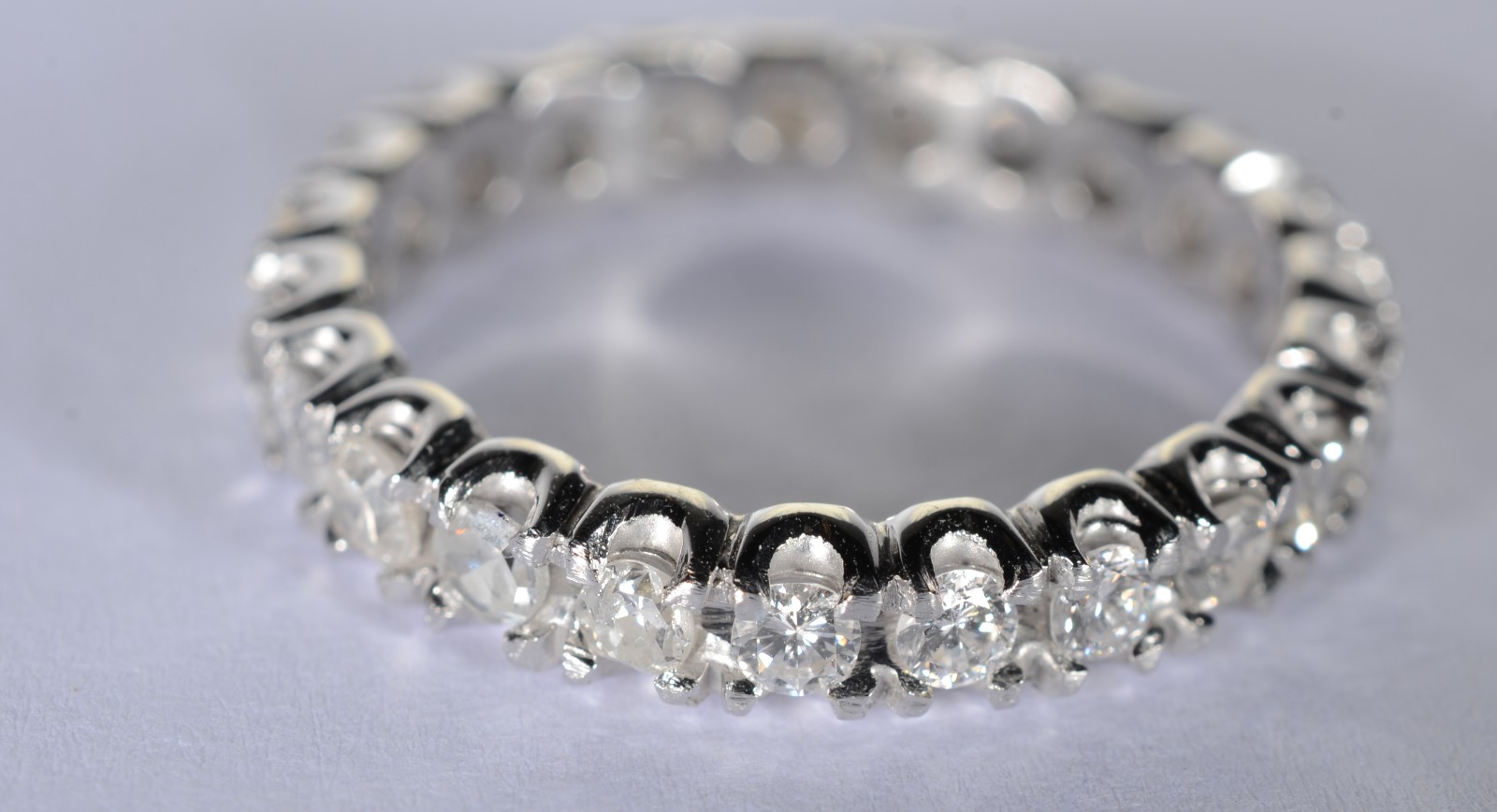 Aliança completa de ouro branco com 25 brilhantes de 0,06 ct, aro 16... - foto 2 de 5