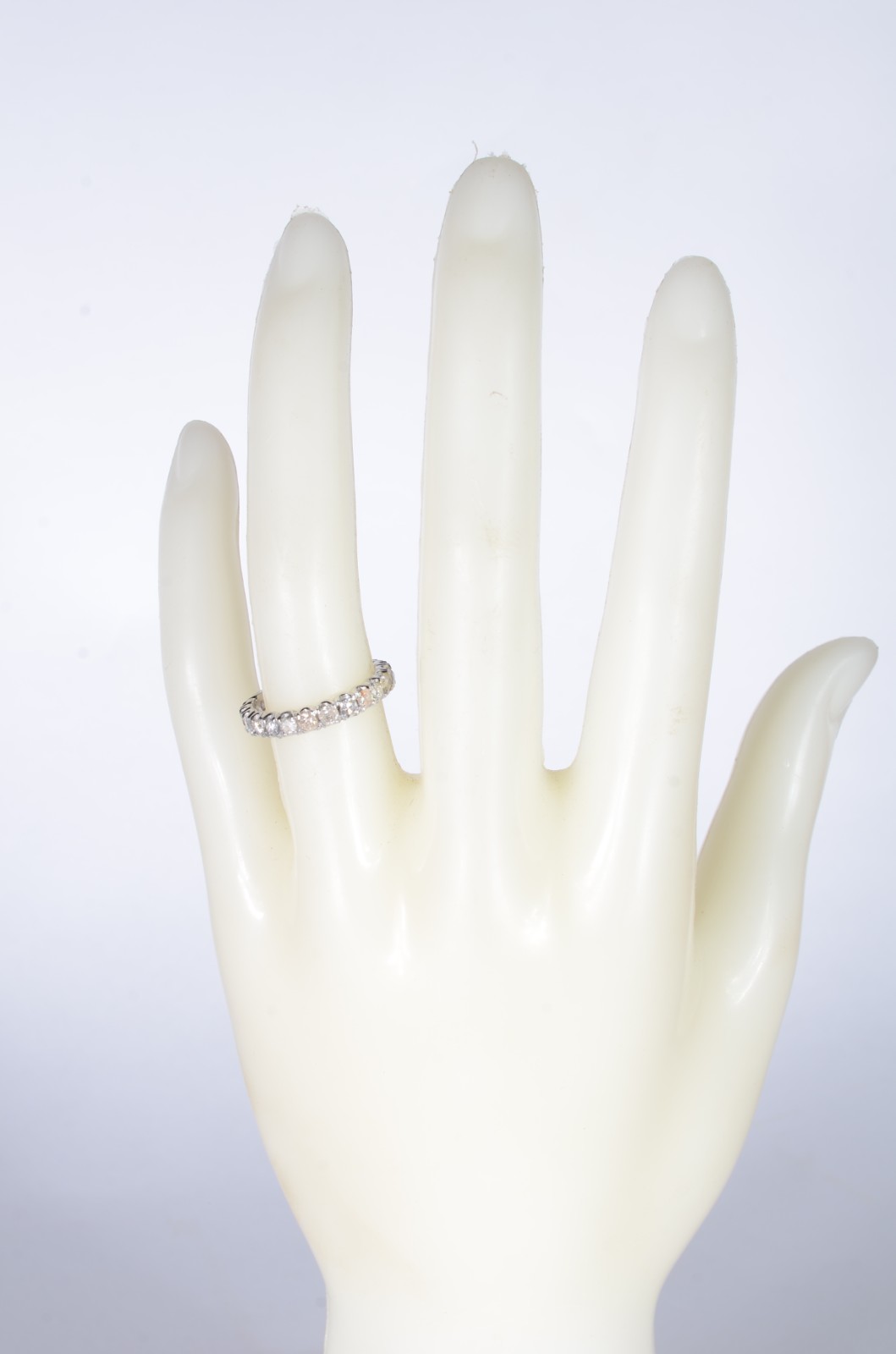 Aliança completa de ouro branco com 25 brilhantes de 0,06 ct, aro 16... - foto 4 de 5