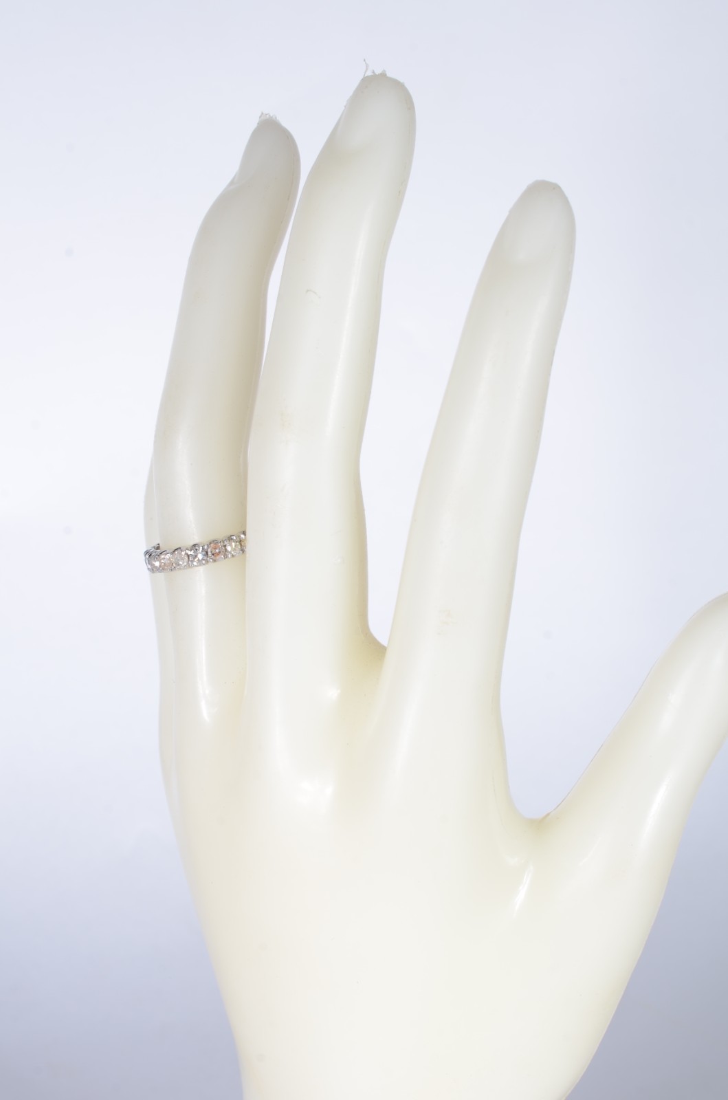 Aliança completa de ouro branco com 25 brilhantes de 0,06 ct, aro 16... - foto 5 de 5