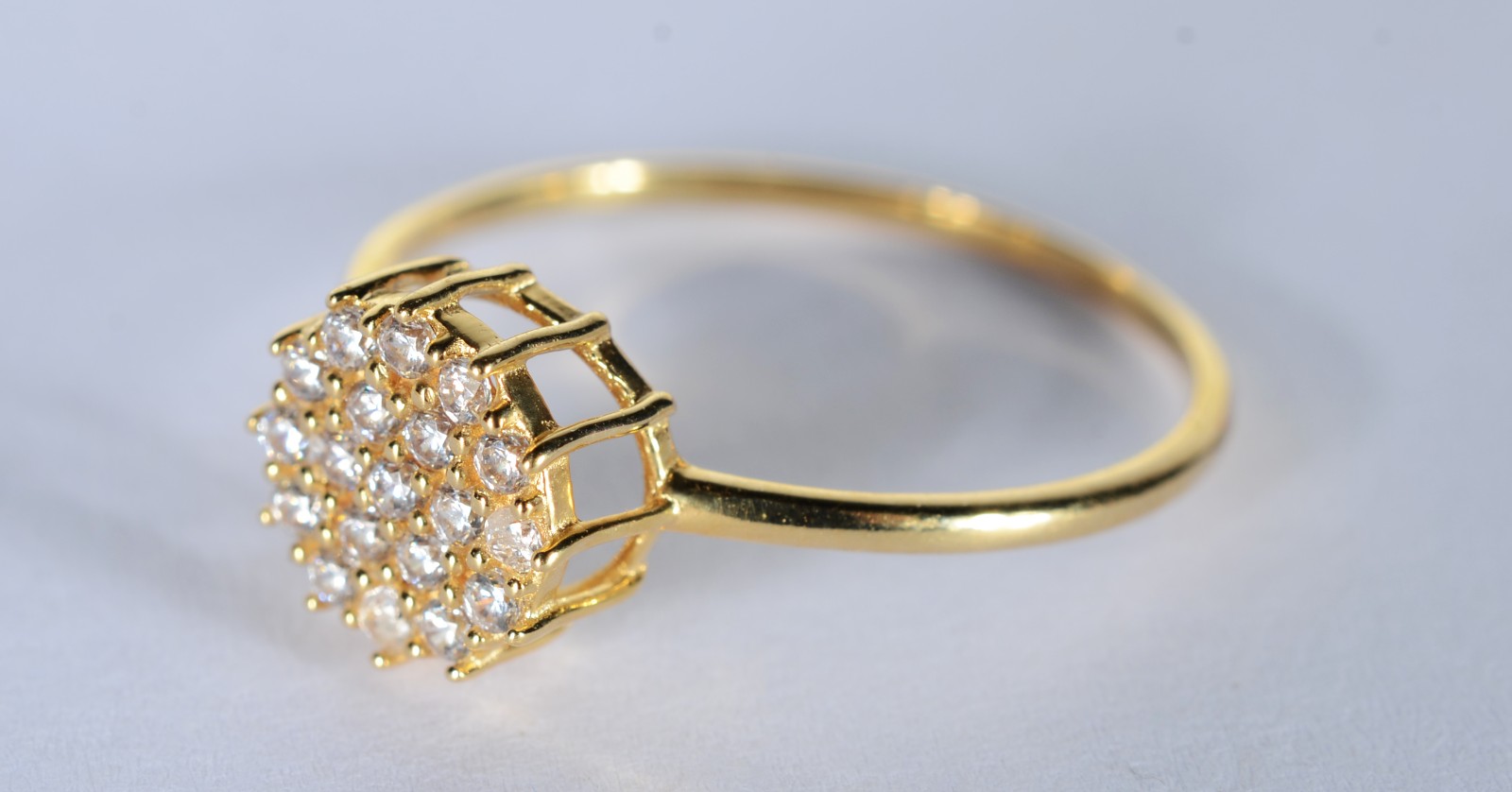 Anel feitio chuveiro de ouro 18 k., com safiras brancas contraste 750... - foto 1 de 6