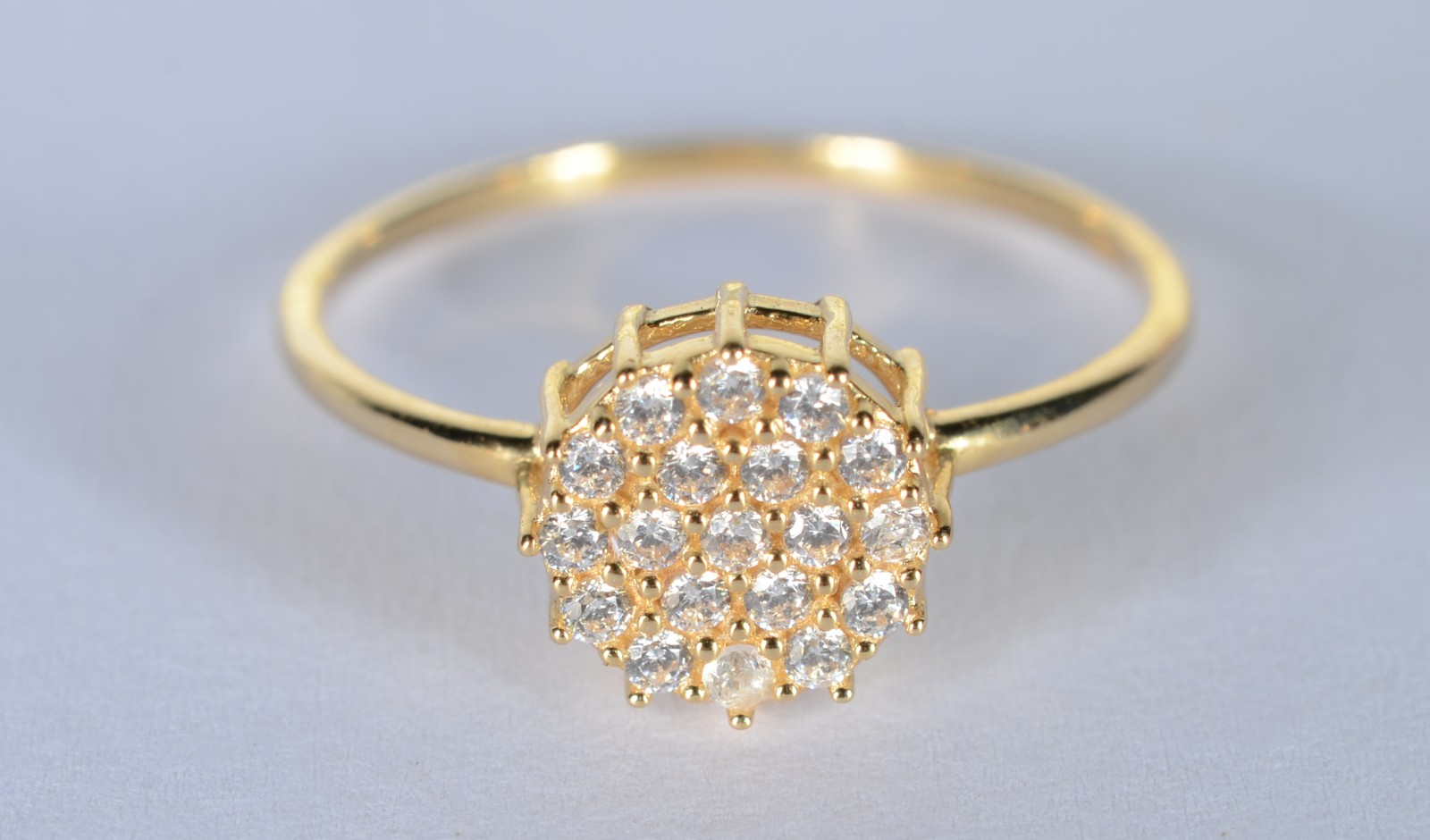 Anel feitio chuveiro de ouro 18 k., com safiras brancas contraste 750... - foto 2 de 6