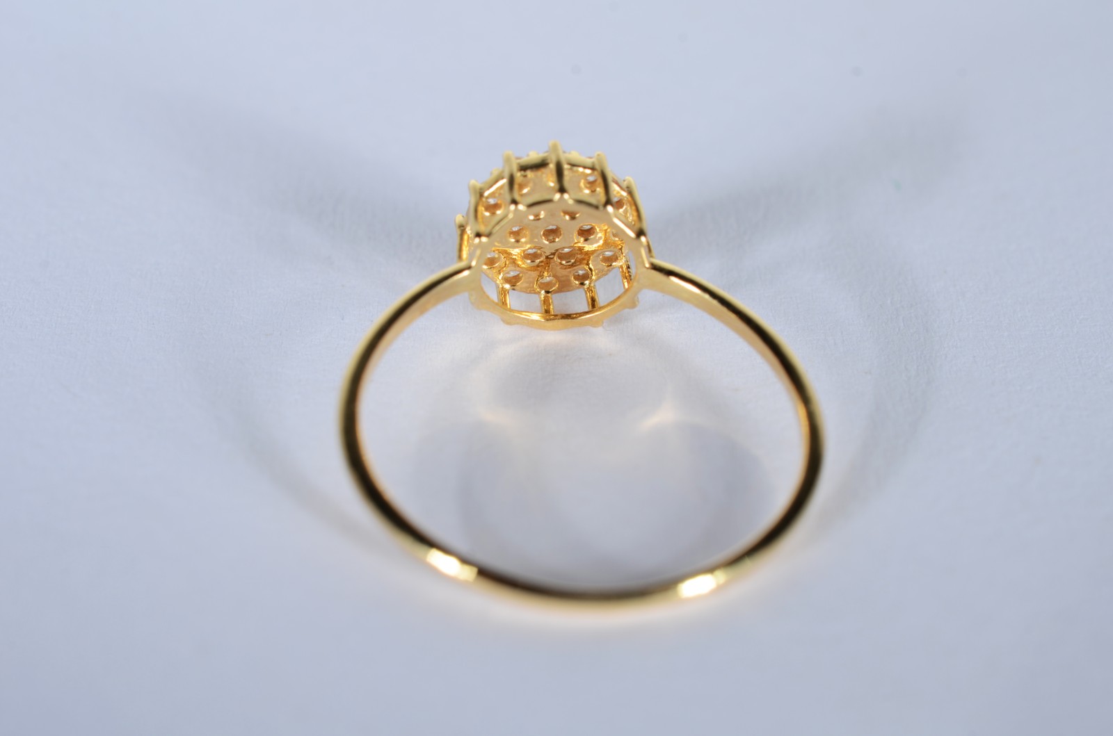 Anel feitio chuveiro de ouro 18 k., com safiras brancas contraste 750... - foto 3 de 6