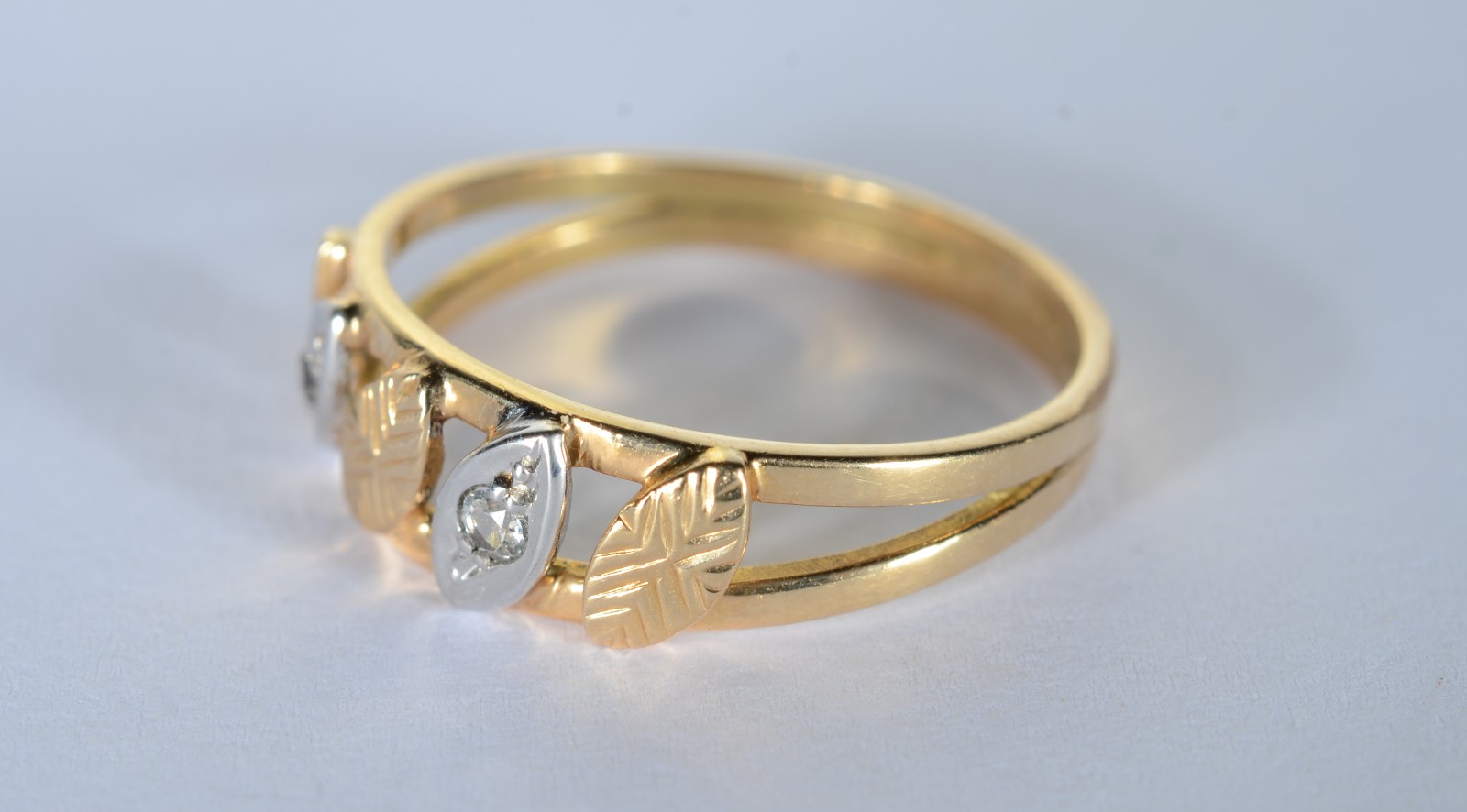 Anel de ouro 18 k., com dois brilhantes, aro 17. (Por motivos de... - foto 1 de 6