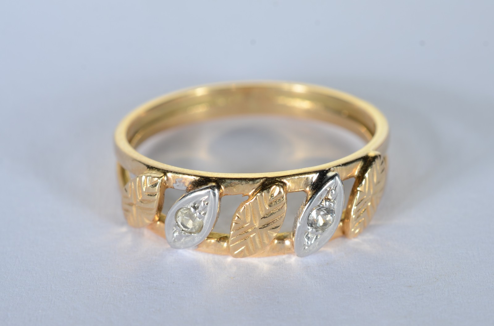 Anel de ouro 18 k., com dois brilhantes, aro 17. (Por motivos de... - foto 2 de 6