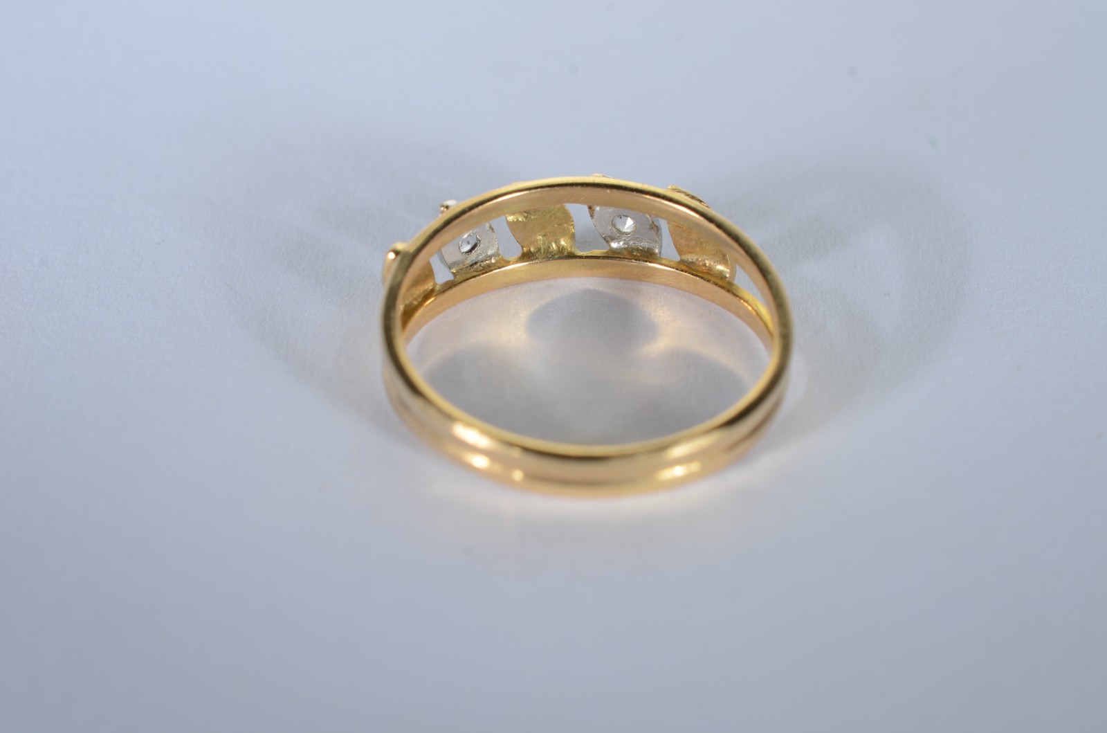 Anel de ouro 18 k., com dois brilhantes, aro 17. (Por motivos de... - foto 3 de 6