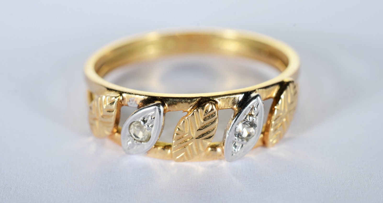 Anel de ouro 18 k., com dois brilhantes, aro 17. (Por motivos de... - foto 4 de 6