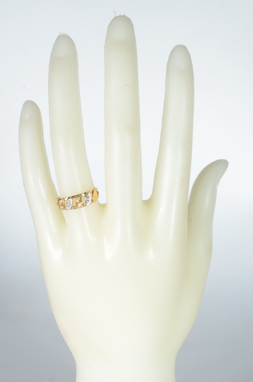 Anel de ouro 18 k., com dois brilhantes, aro 17. (Por motivos de... - foto 5 de 6