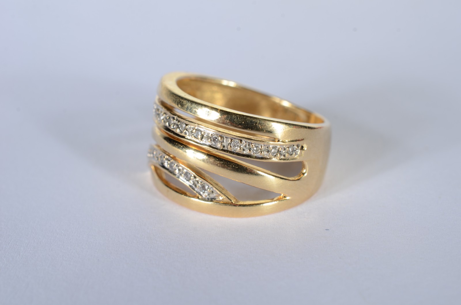 Anel feitio "entrelaçado" de ouro 18 k., contraste 750 mls com... - foto 1 de 6