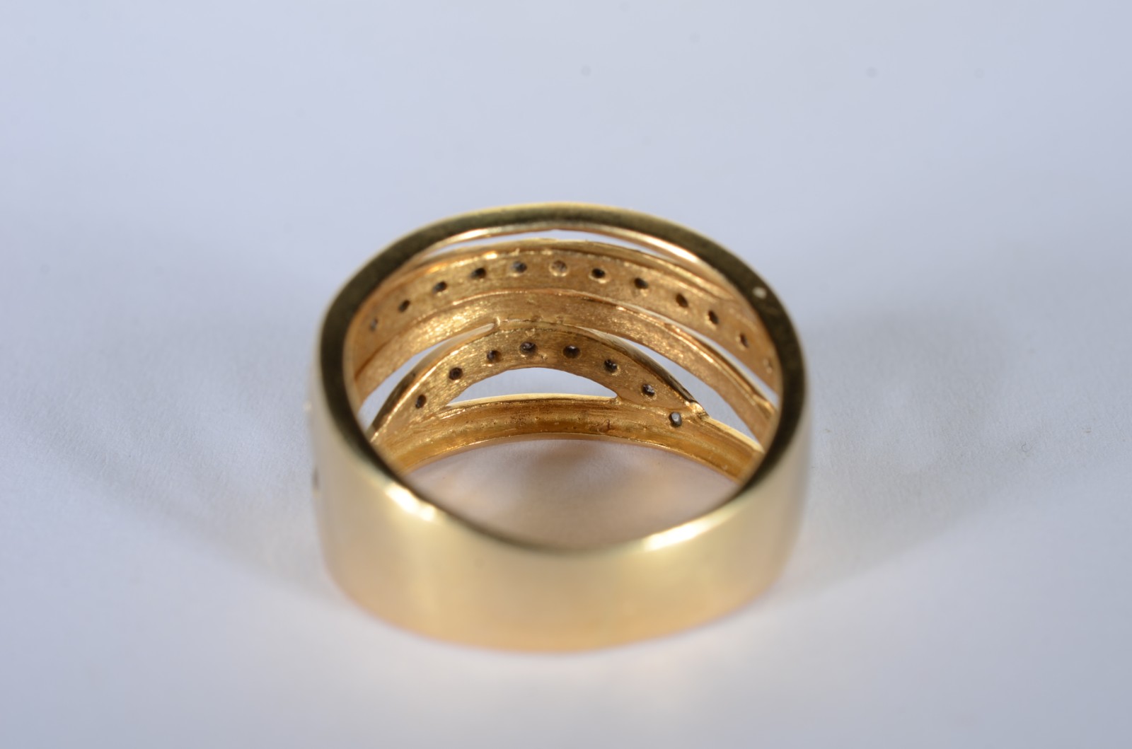 Anel feitio "entrelaçado" de ouro 18 k., contraste 750 mls com... - foto 2 de 6