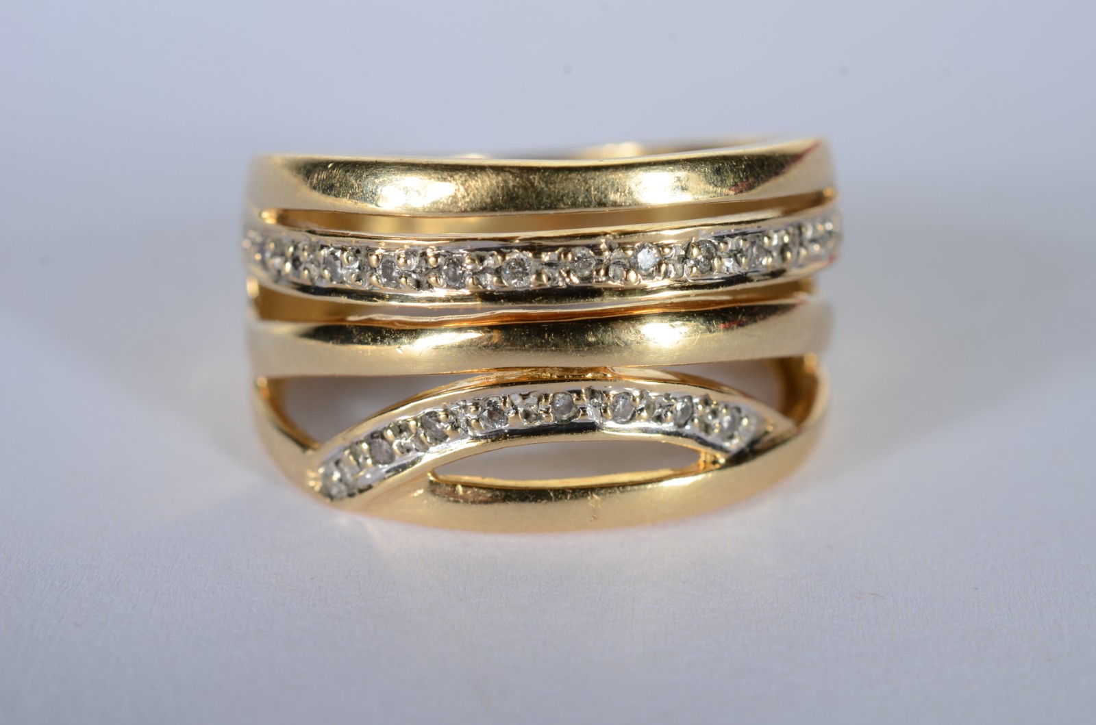 Anel feitio "entrelaçado" de ouro 18 k., contraste 750 mls com... - foto 3 de 6