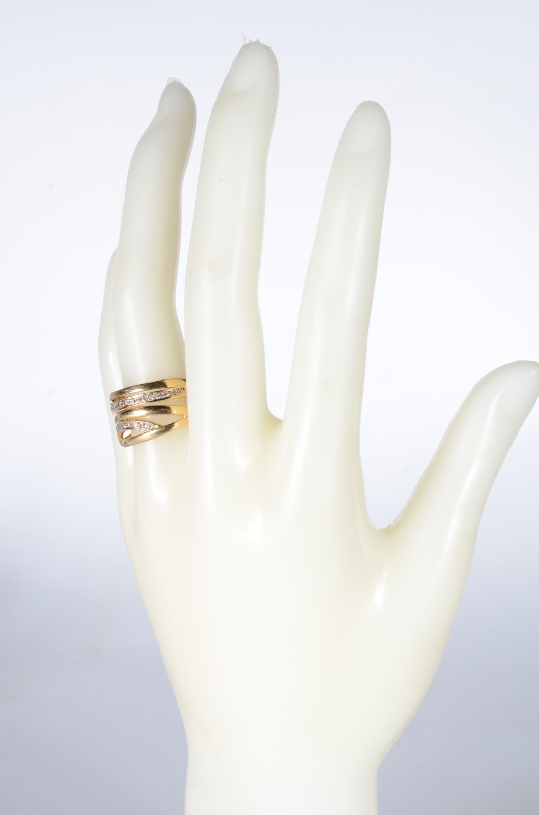 Anel feitio "entrelaçado" de ouro 18 k., contraste 750 mls com... - foto 5 de 6