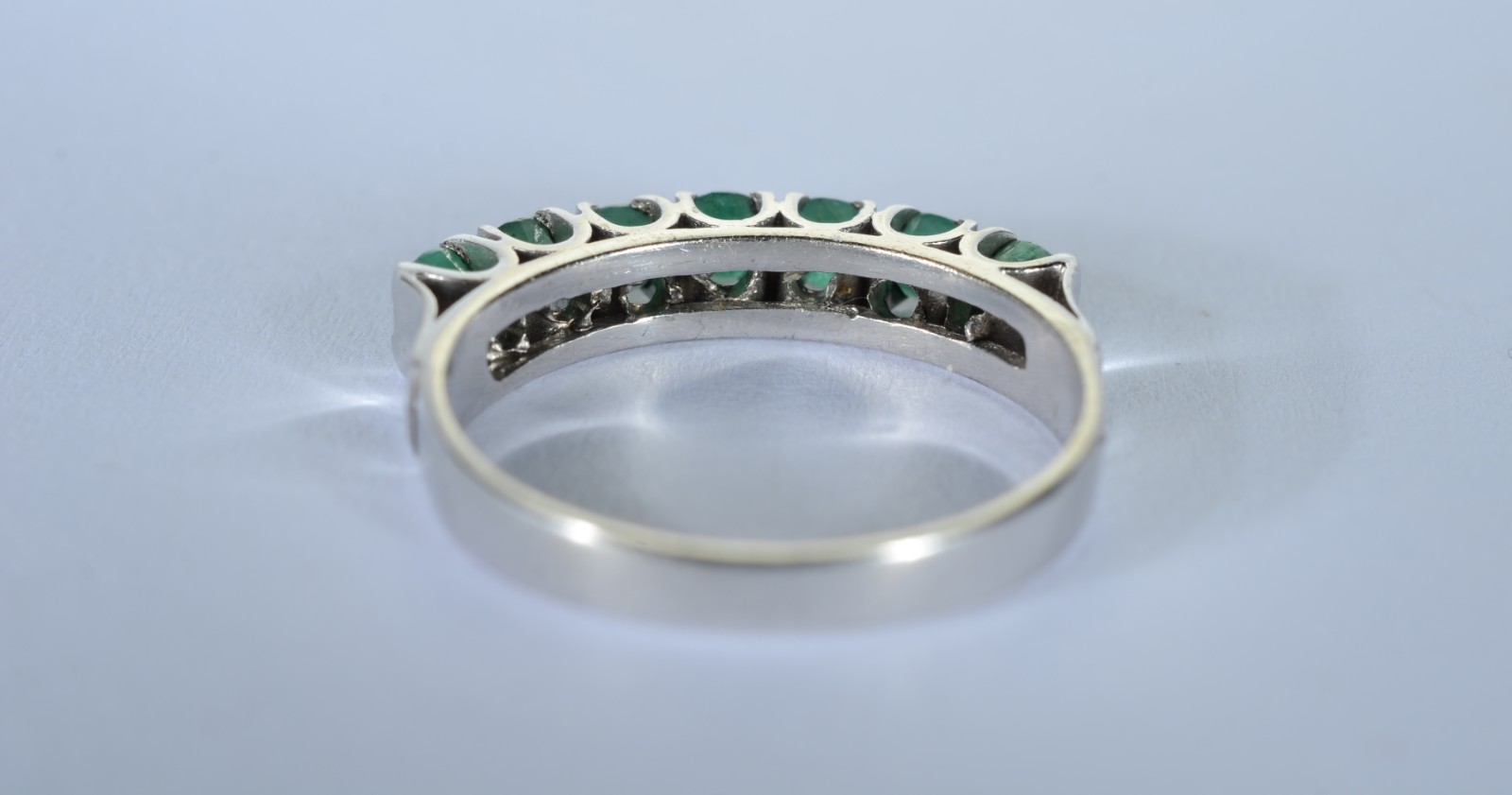 Meia aliança de ouro branco 14k., com 7 esmeraldas, aro 16. (Por... - foto 3 de 6