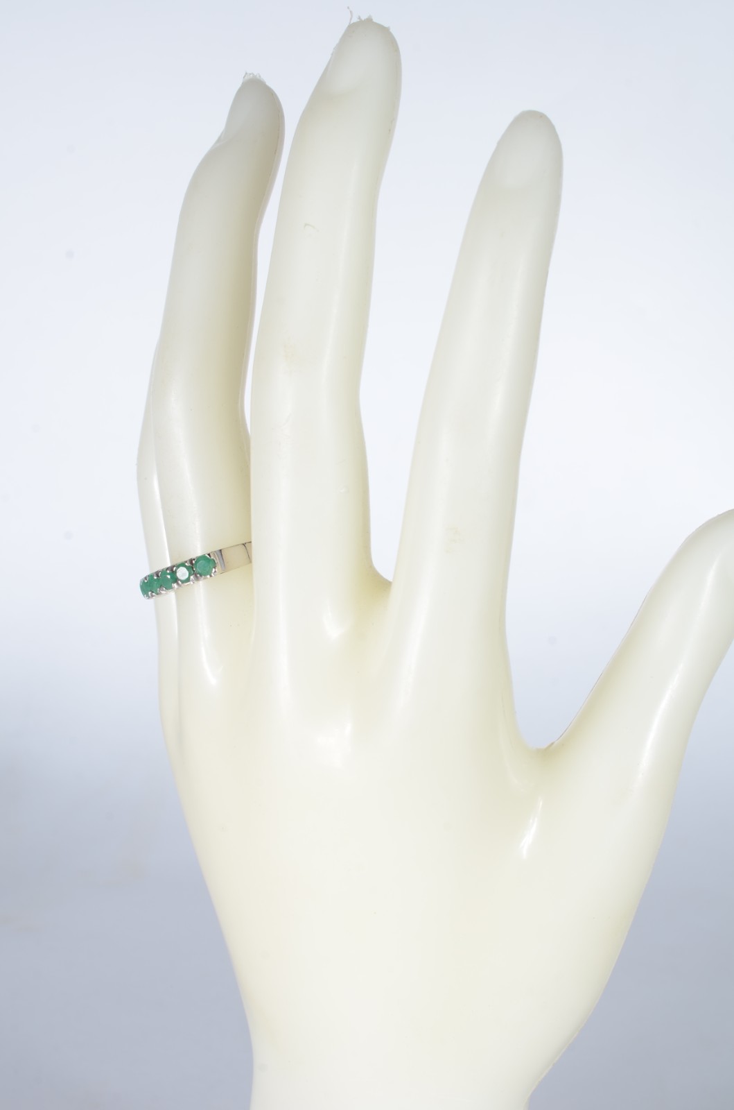 Meia aliança de ouro branco 14k., com 7 esmeraldas, aro 16. (Por... - foto 6 de 6