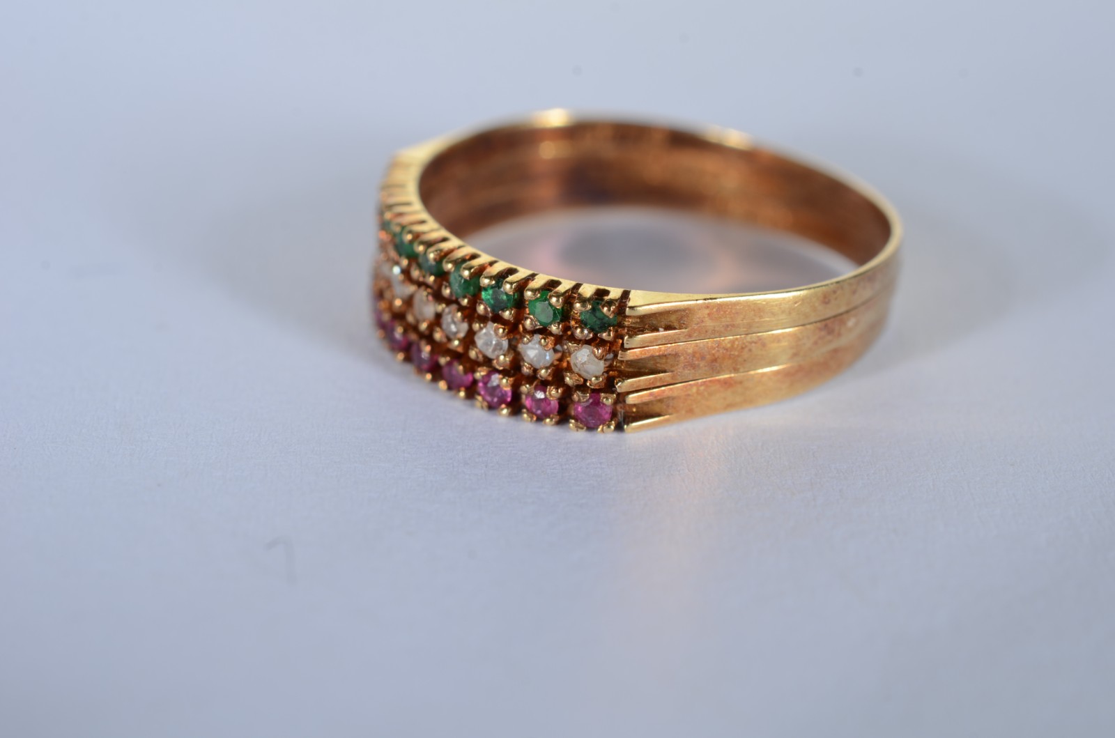 Anel de ouro 18 k., com 3 aros com esmeraldas, brilhantes e... - foto 1 de 5