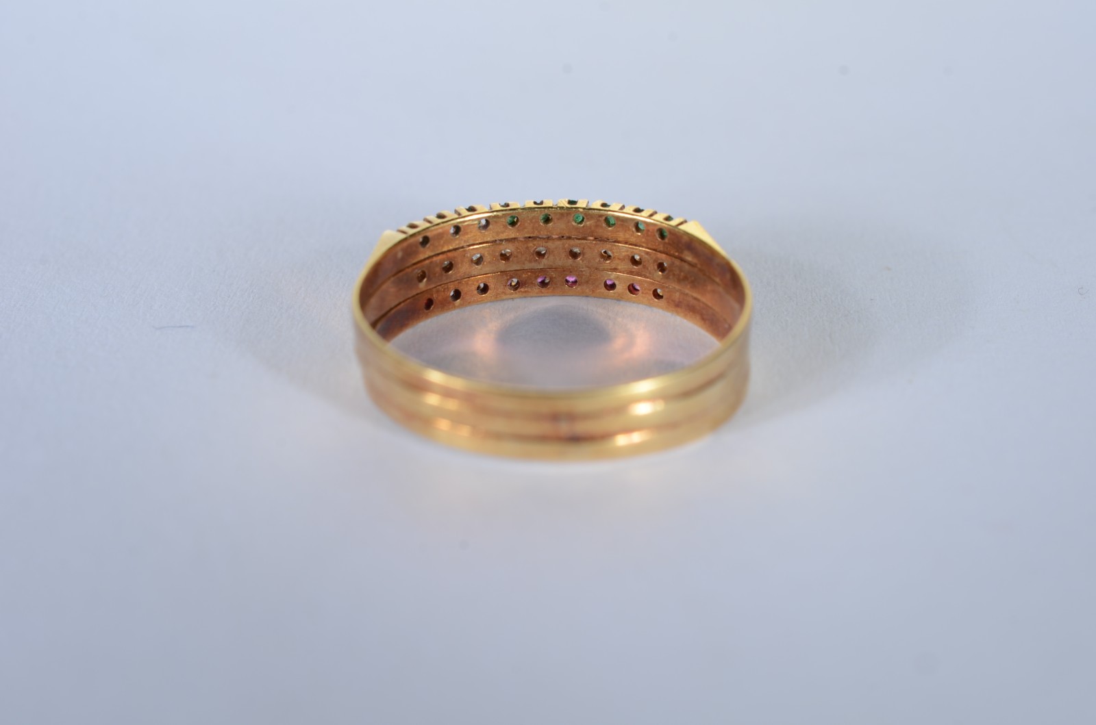 Anel de ouro 18 k., com 3 aros com esmeraldas, brilhantes e... - foto 2 de 5