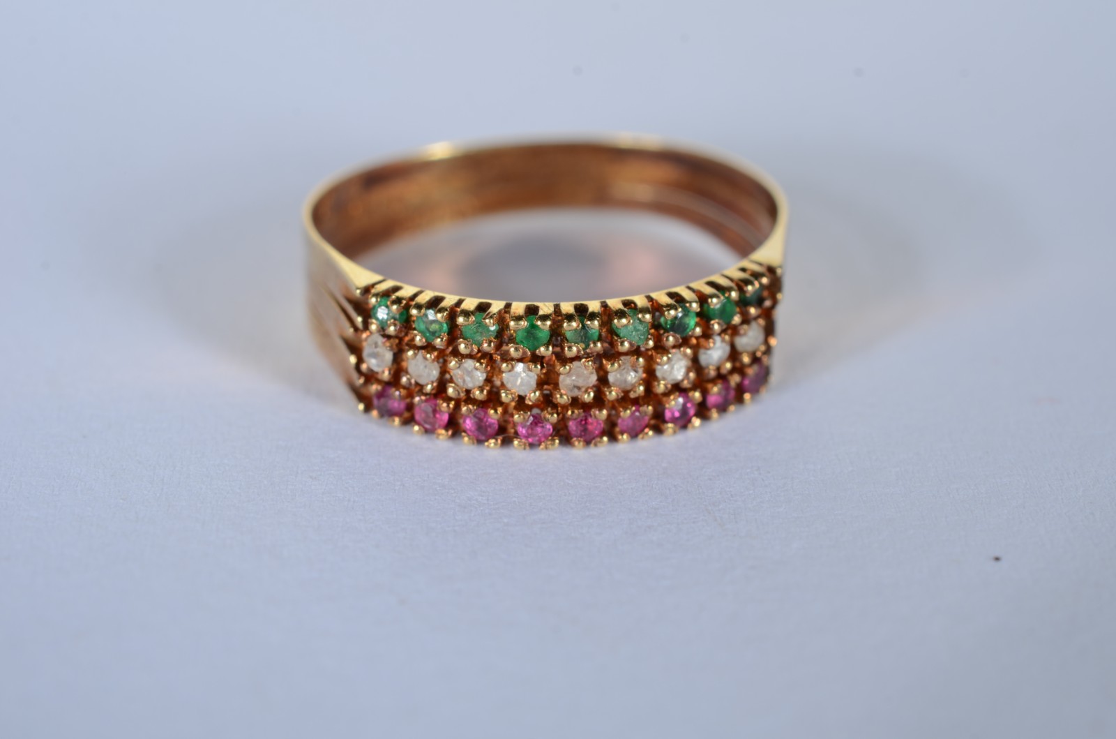 Anel de ouro 18 k., com 3 aros com esmeraldas, brilhantes e... - foto 3 de 5