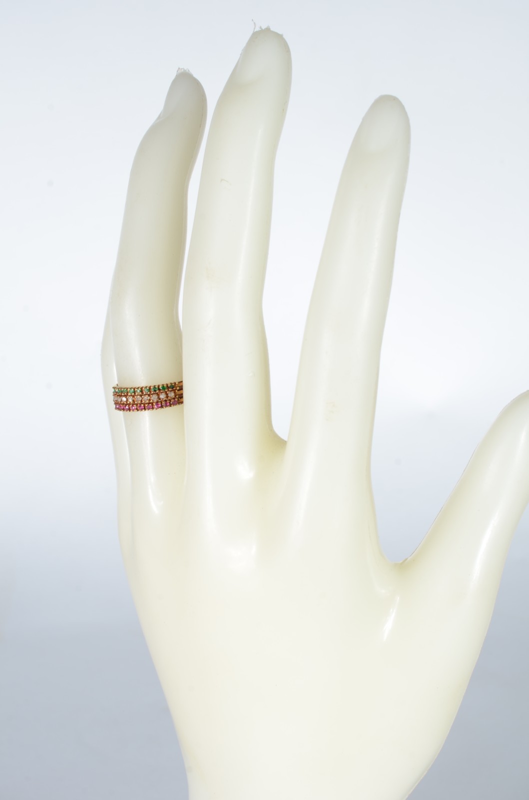 Anel de ouro 18 k., com 3 aros com esmeraldas, brilhantes e... - foto 4 de 5