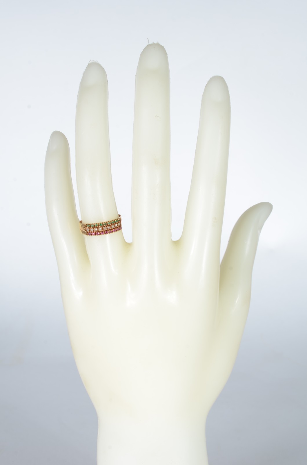 Anel de ouro 18 k., com 3 aros com esmeraldas, brilhantes e... - foto 5 de 5