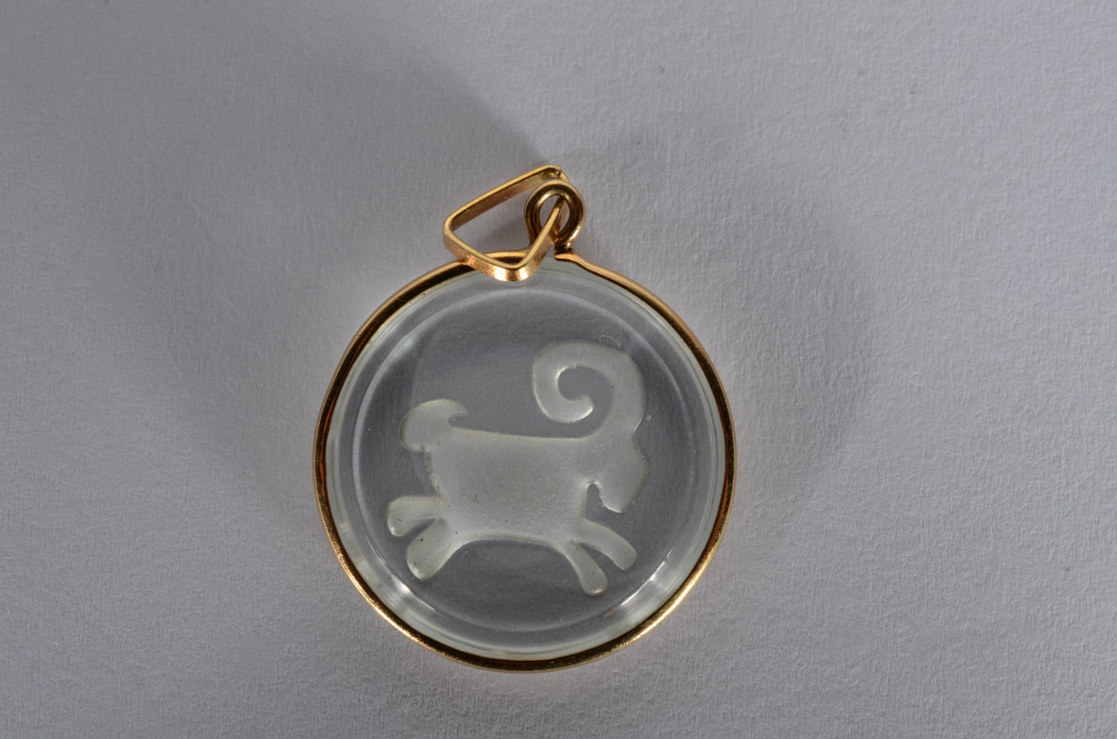 Pendente de ouro 18 k., com signo de capricórnio. (Por motivos de... - foto 1 de 2