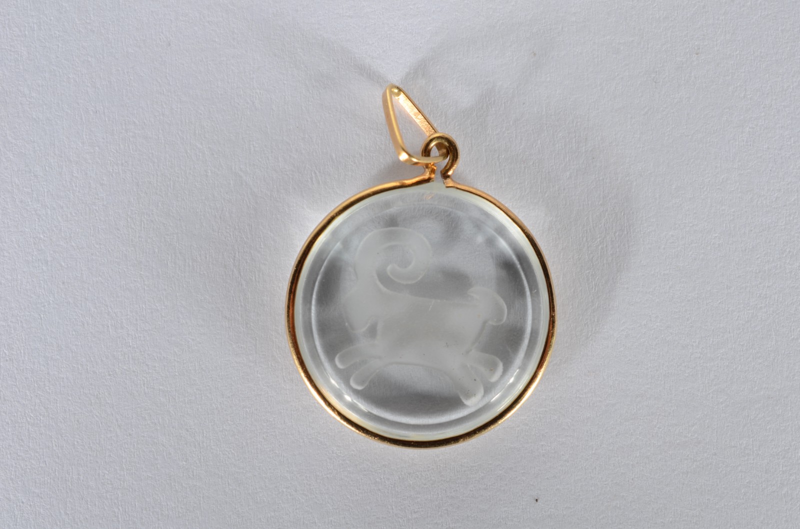 Pendente de ouro 18 k., com signo de capricórnio. (Por motivos de... - foto 2 de 2