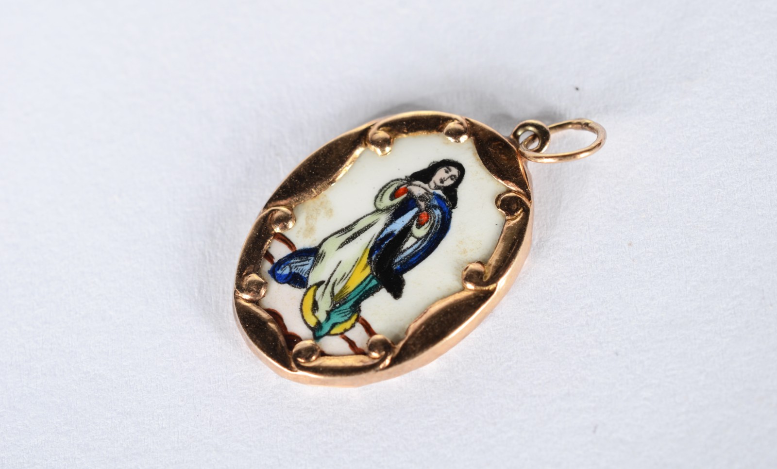 Medalha de Nossa Senhora da Conceição de ouro 18 k., e esmalte... - foto 1 de 3
