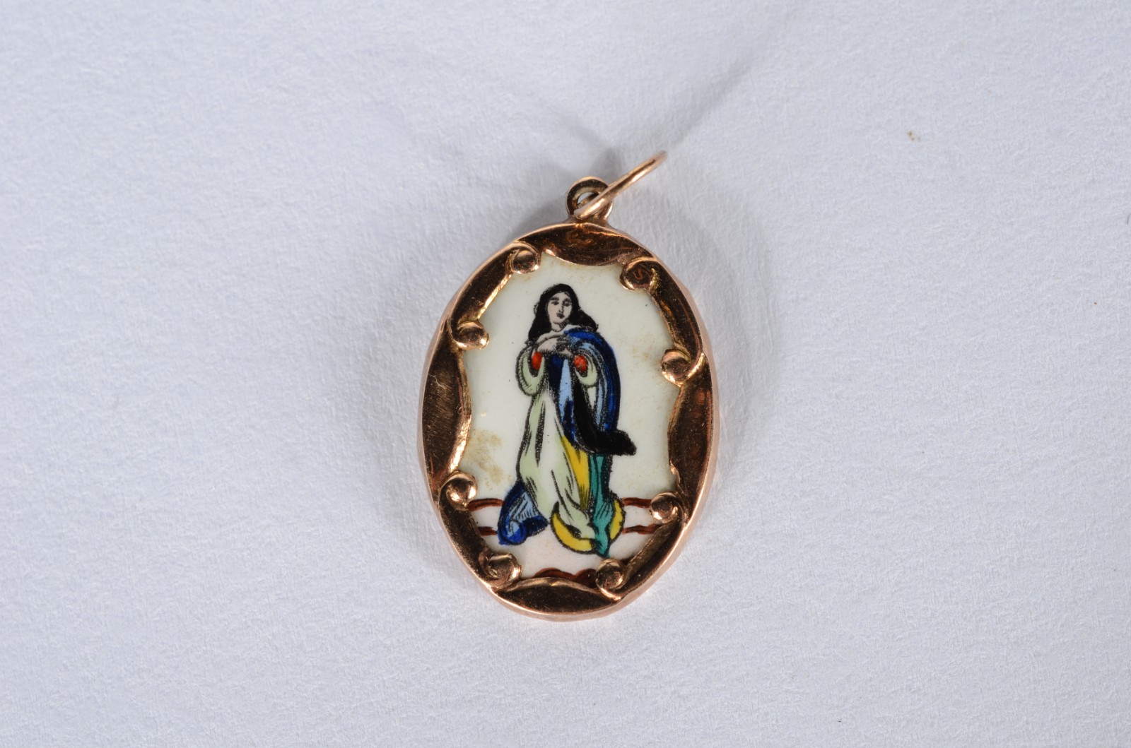 Medalha de Nossa Senhora da Conceição de ouro 18 k., e esmalte... - foto 2 de 3