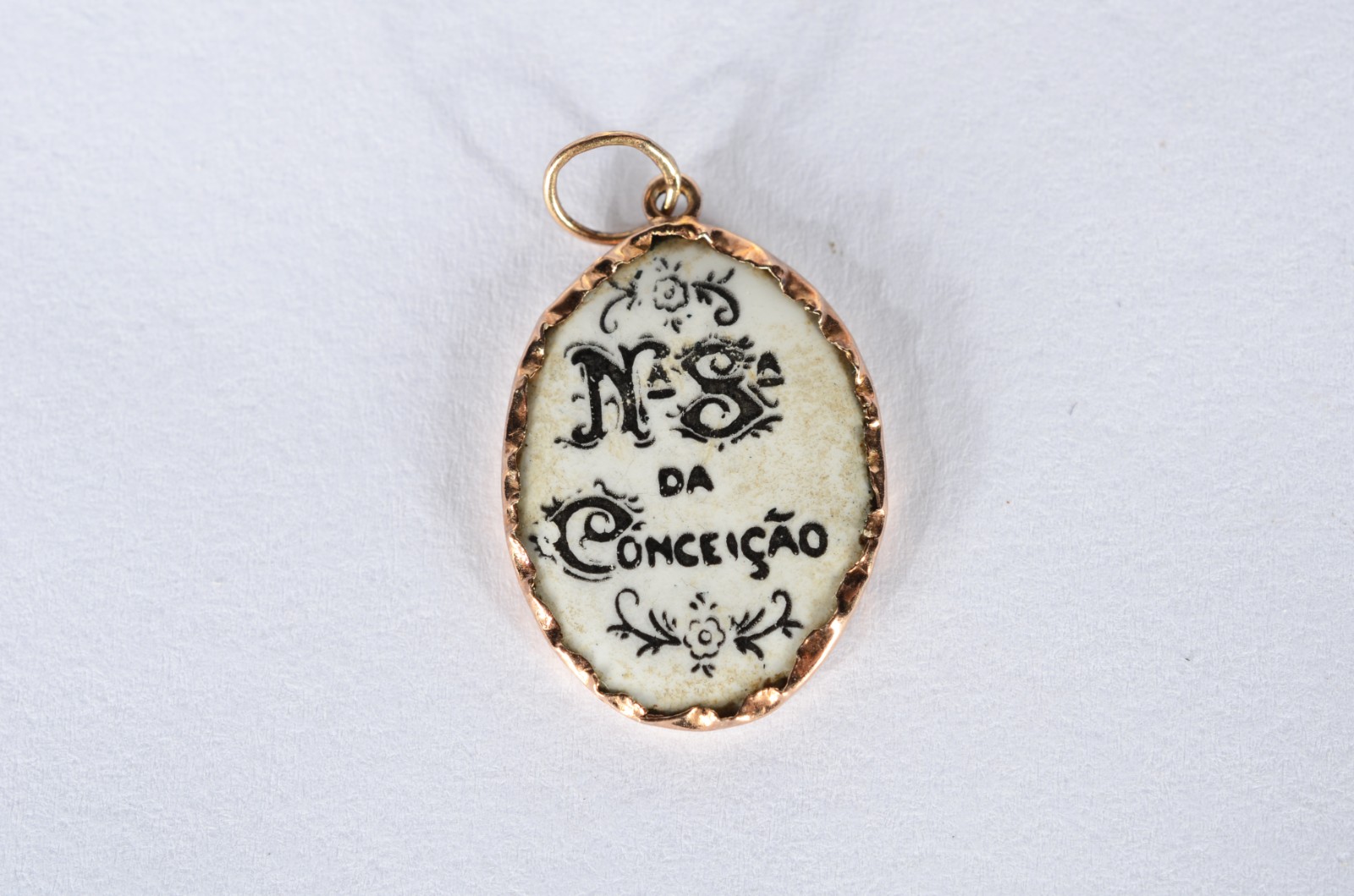 Medalha de Nossa Senhora da Conceição de ouro 18 k., e esmalte... - foto 3 de 3